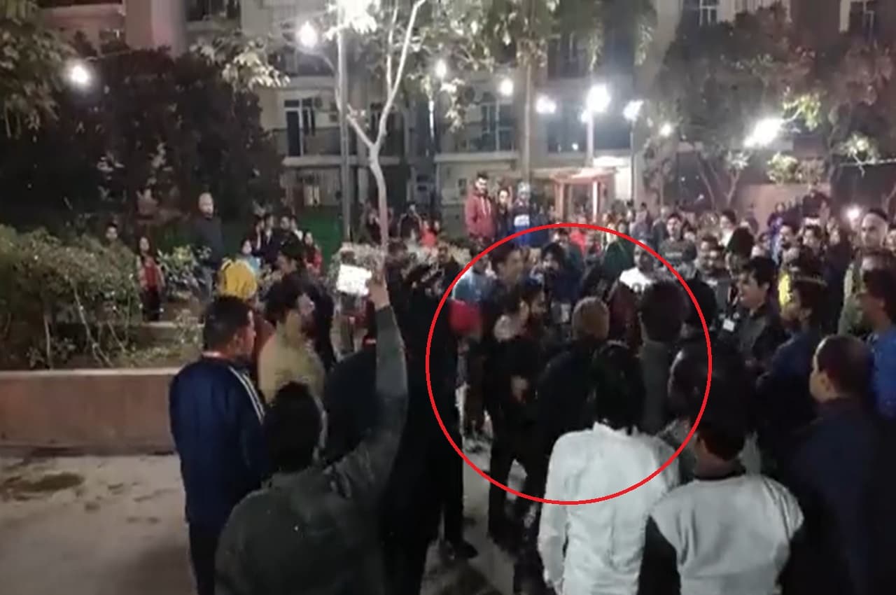 Noida News: गौर सिटी में न्यू ईयर ईव पार्टी में मारपीट-हंगामा, वजह कर देगी शर्मसार, सामने आया Video