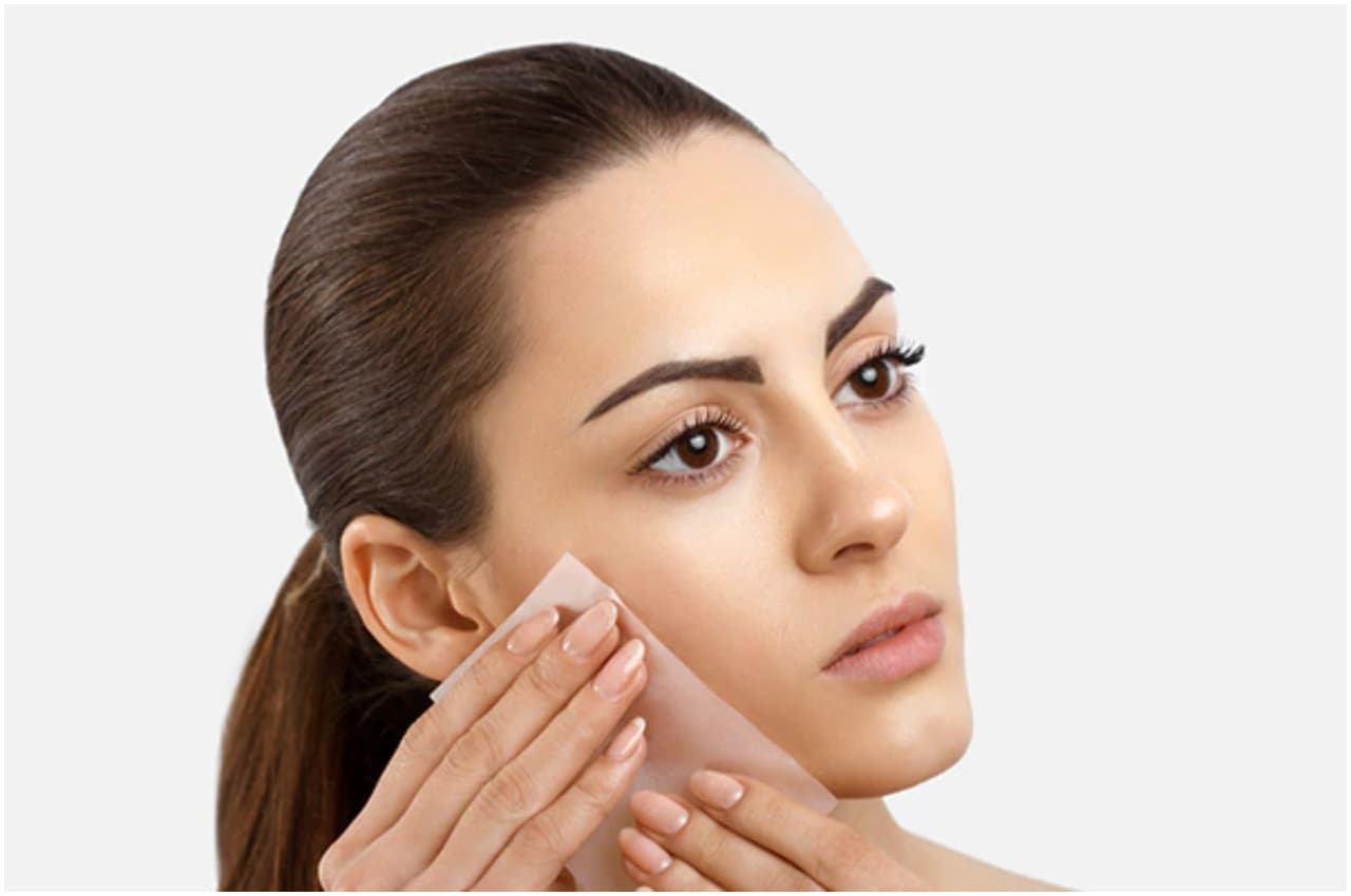 Oily Skin Care Tips: खूबसूरती बढ़ाने के चक्कर में ऑयली स्किन पर भूलकर भी ना लगाए ये चीजें, डैमेज हो जाएगी त्वचा
