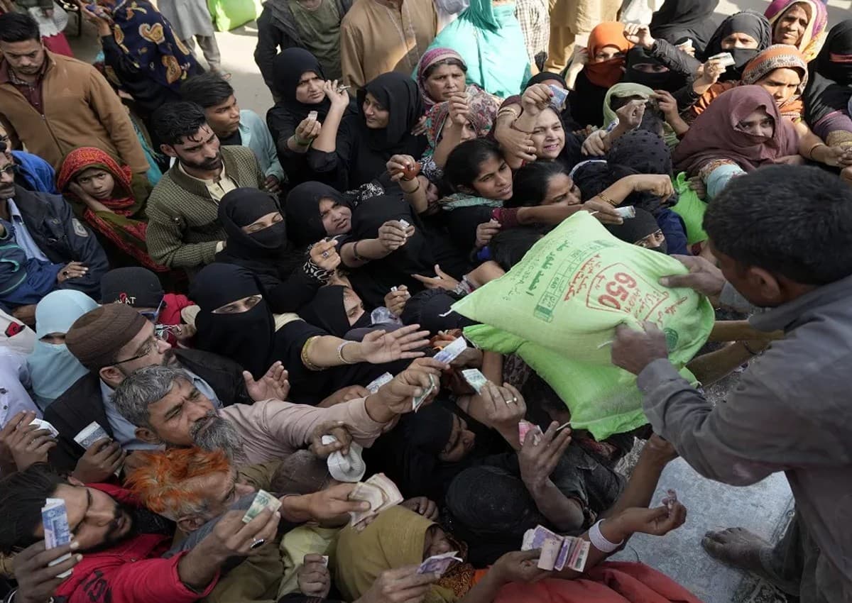 Pakistan Flour Crisis: पाकिस्तान में गेहूं की कीमतें छू रहीं आसमान, कई इलाकों में भगदड़ की खबर