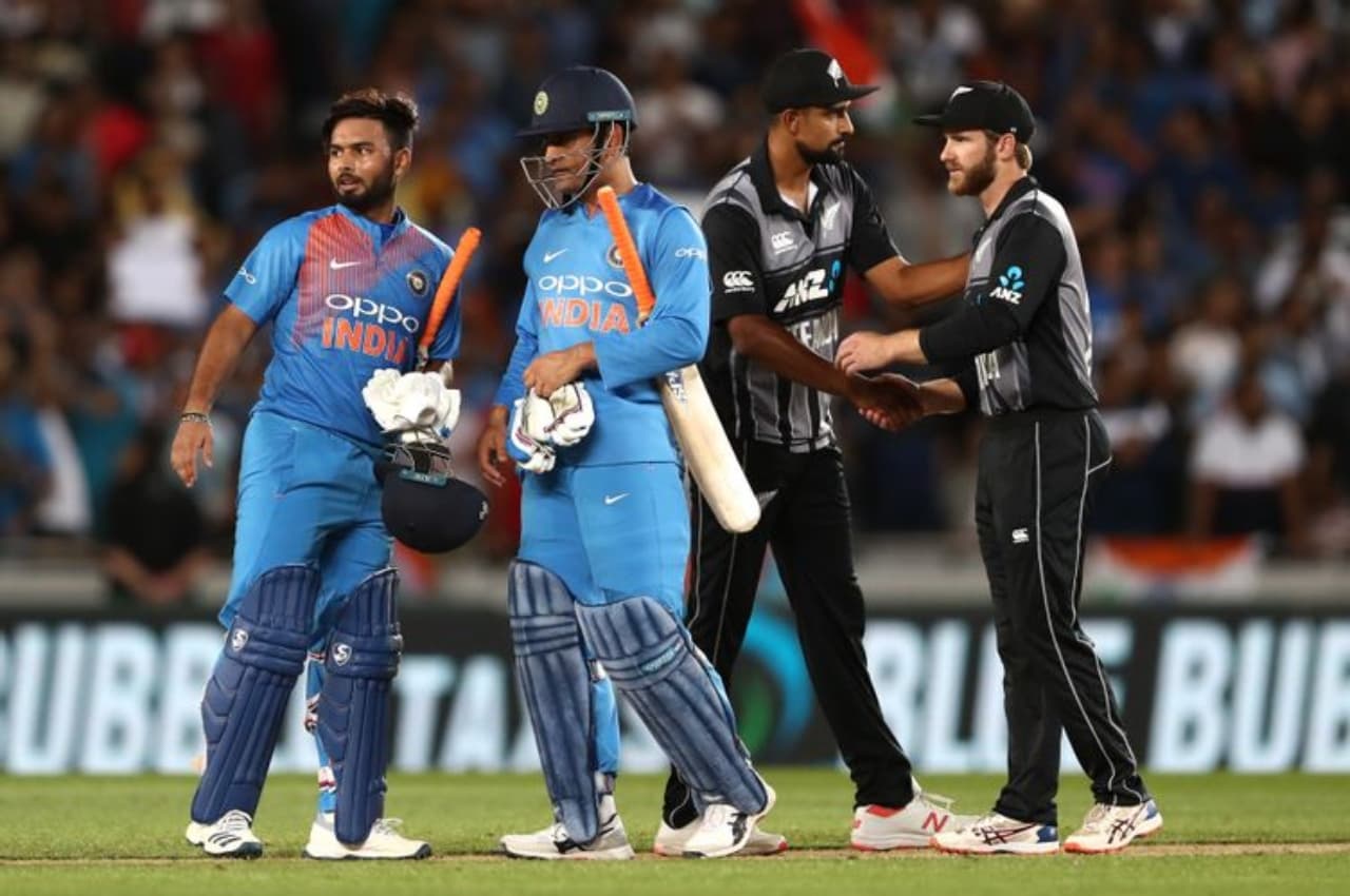 'मैं अपनी आखिरी टीम बस नहीं छोड़ सकता...' धोनी ने ऋषभ पंत को सबसे पहले बताई थी संन्यास की बात