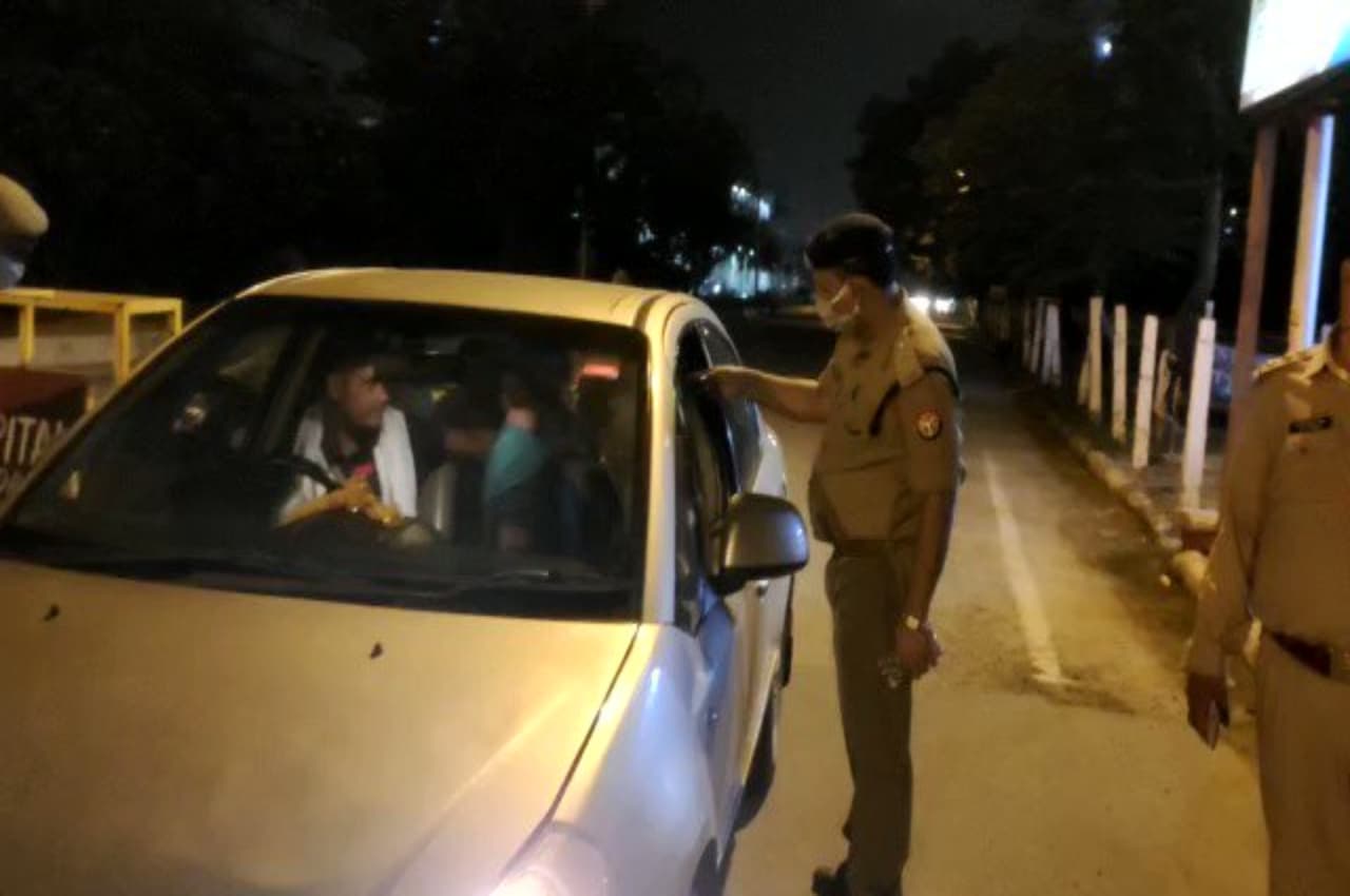 काली फिल्म, हूटर और कार पर लगा बड़ी पार्टी का झंडा, पुलिस ने रोका तो ड्राइवर भी निकला नशे में, फिर...
