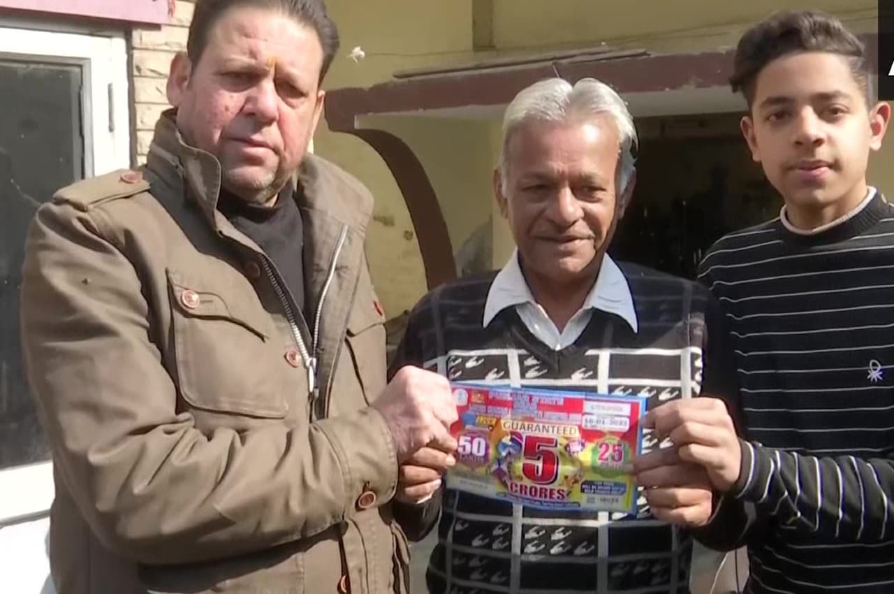 Punjab Lottery: पंजाब में 88 साल के बुजुर्ग ने जीती 5 करोड़ की लॉटरी, बोले- बांट दूंगा पूरी रकम