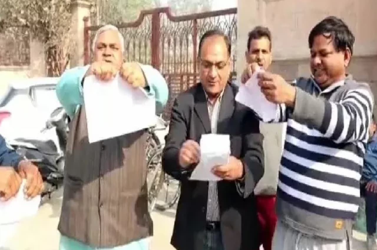 Ramcharitmanas Row: रामचरितमानस की प्रतियां जलाने वालों पर मुकदमा दर्ज, स्वामी प्रसाद मौर्य का भी नाम शामिल
