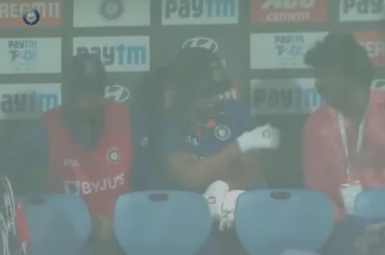 'रूतुराज गायकवाड़ ने ग्राउंड स्टाफ का किया 'अपमान', लोगों ने दी धोनी से सीखने की सलाह