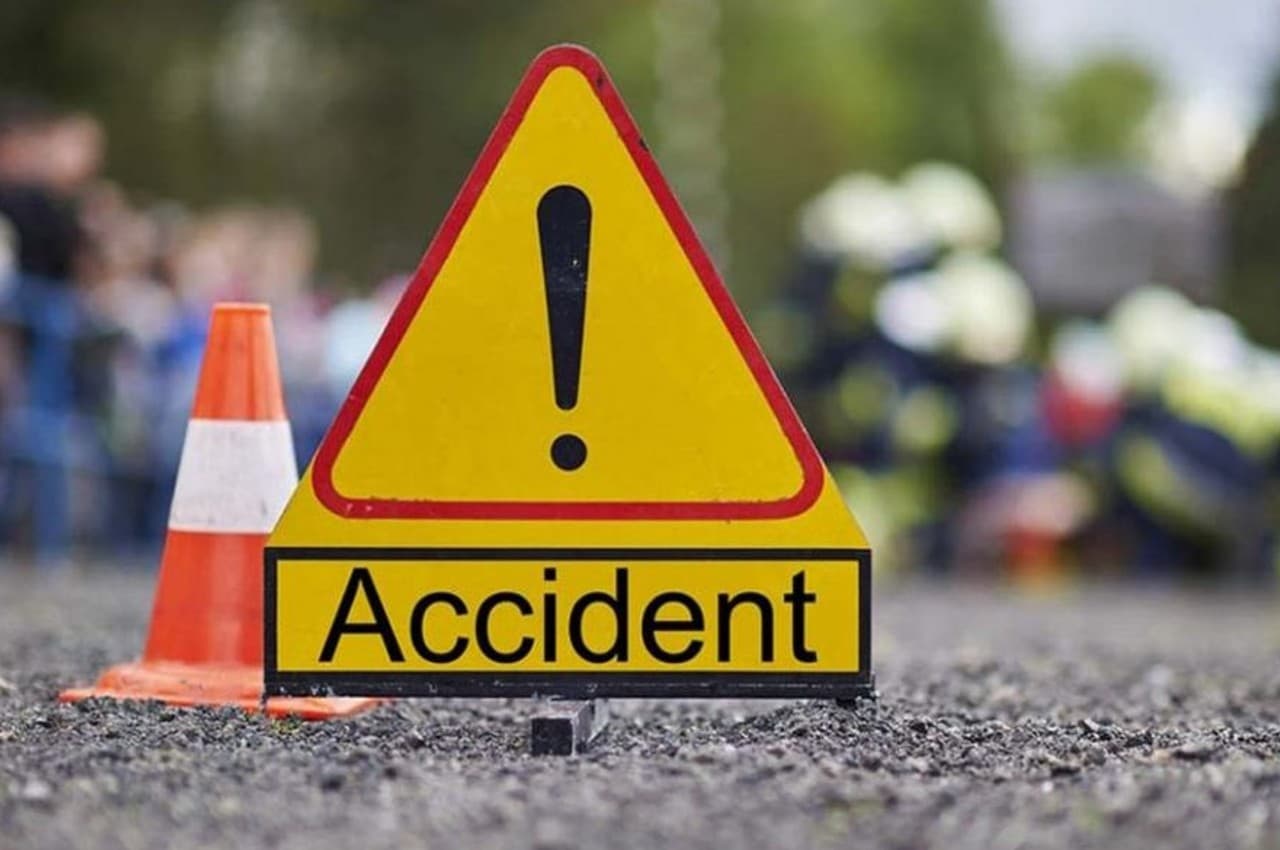 Road Accident in UP: एक बाइक सवार को बचाने के लिए ट्रक ने रौंद डाले इतने लोग, 5 की मौत