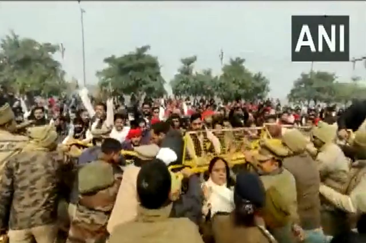 मनीष अग्रवाल की गिरफ्तारी पर लखनऊ में सपा कार्यकर्ताओं और पुलिस में आमने-सामने की भिड़ंत, देखें Video