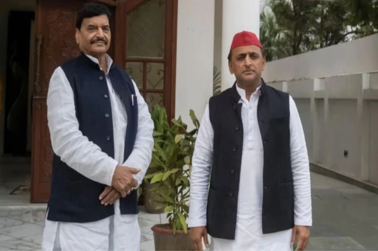 Samajwadi Party: सपा की राष्ट्रीय कार्यकारिणी का दोबारा गठन, चाचा शिवपाल यादव को मिली बड़ी जिम्मेदारी