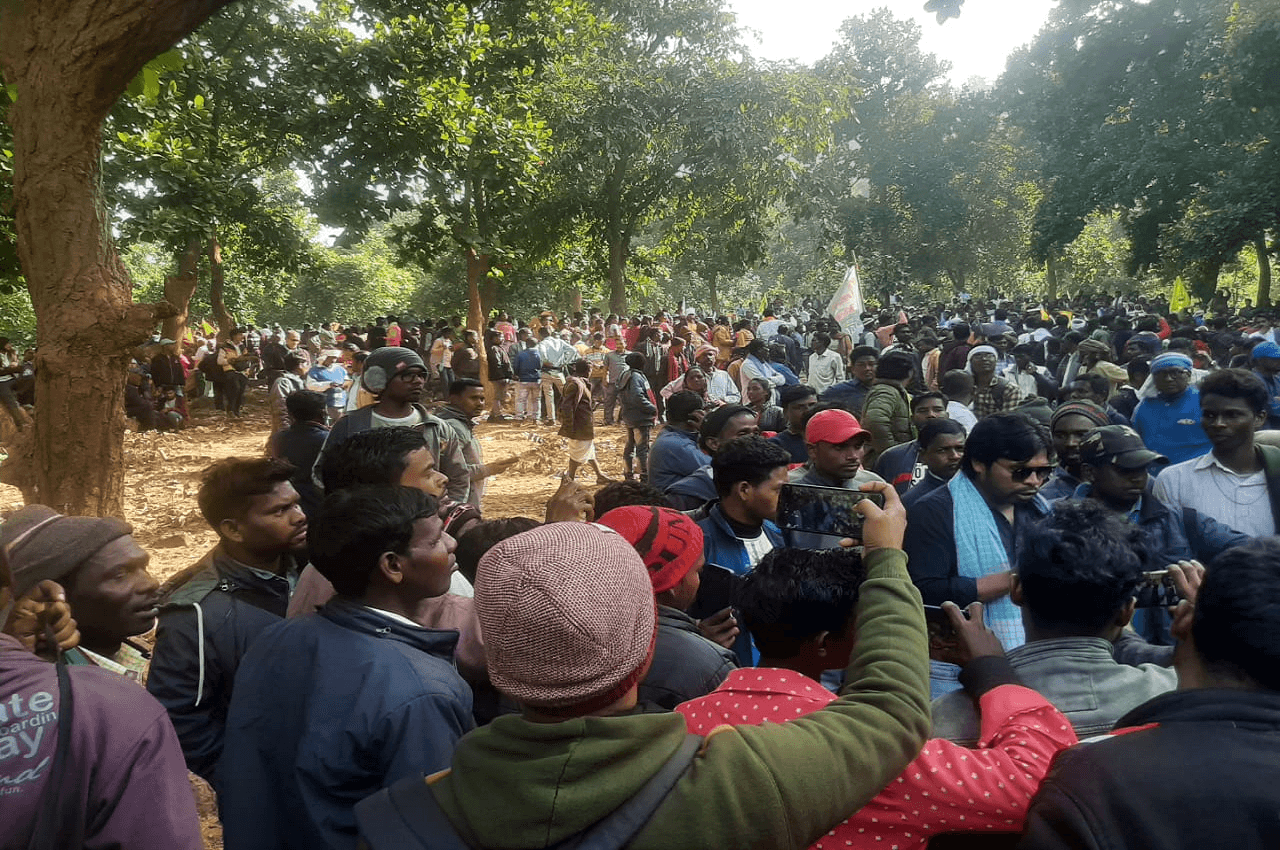 Jharkhand News : सम्मेद शिखर को लेकर मधुबन में उमडी हजारों आदिवासियों की भीड़, पुलिस फोर्स तैनात