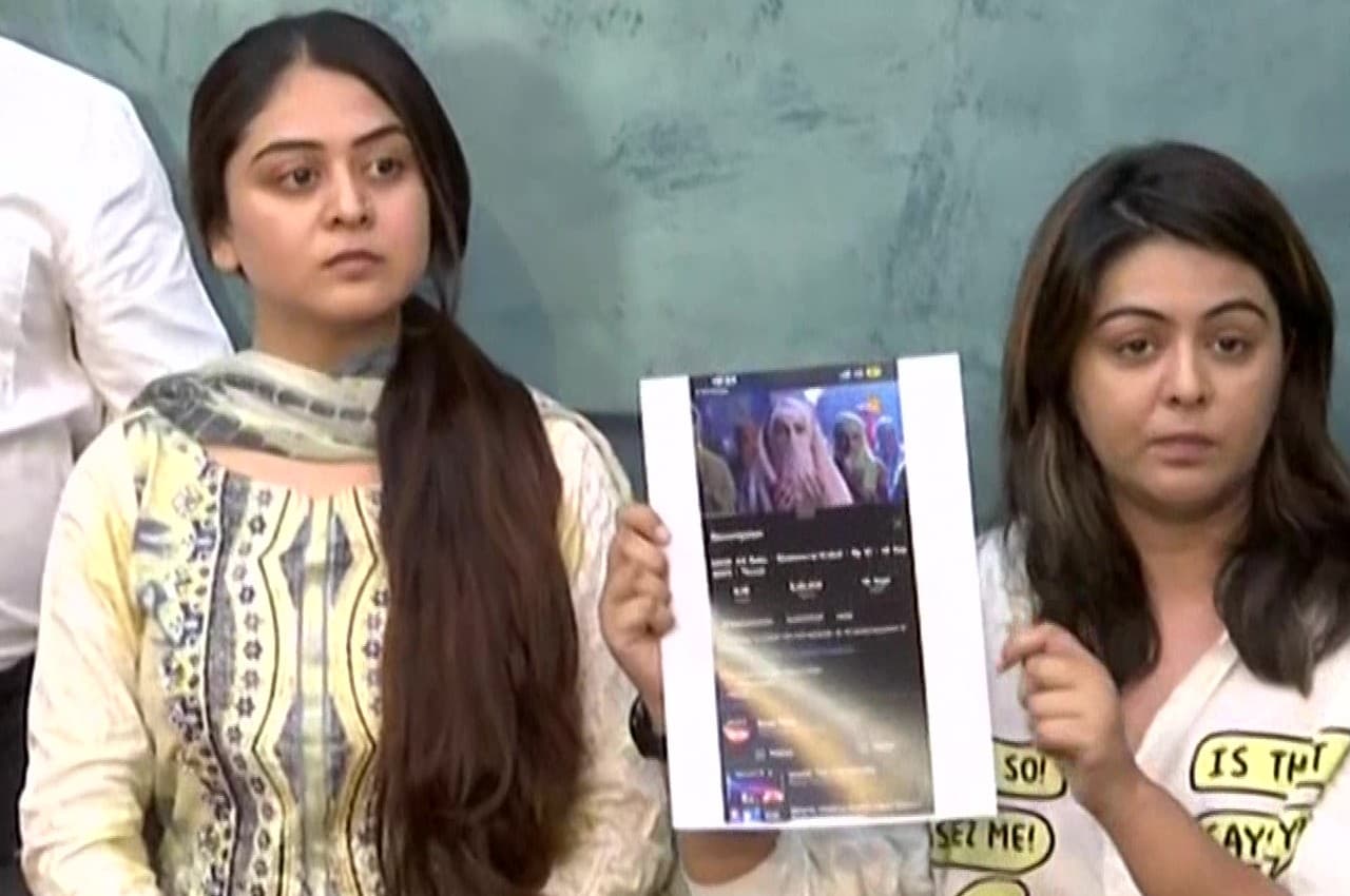 Tunisha Sharma Death Case: हिजाब पहनाने वाले आरोपों पर शीजान खान की बहनों का जवाब, बोली- ये शूट का हिस्सा