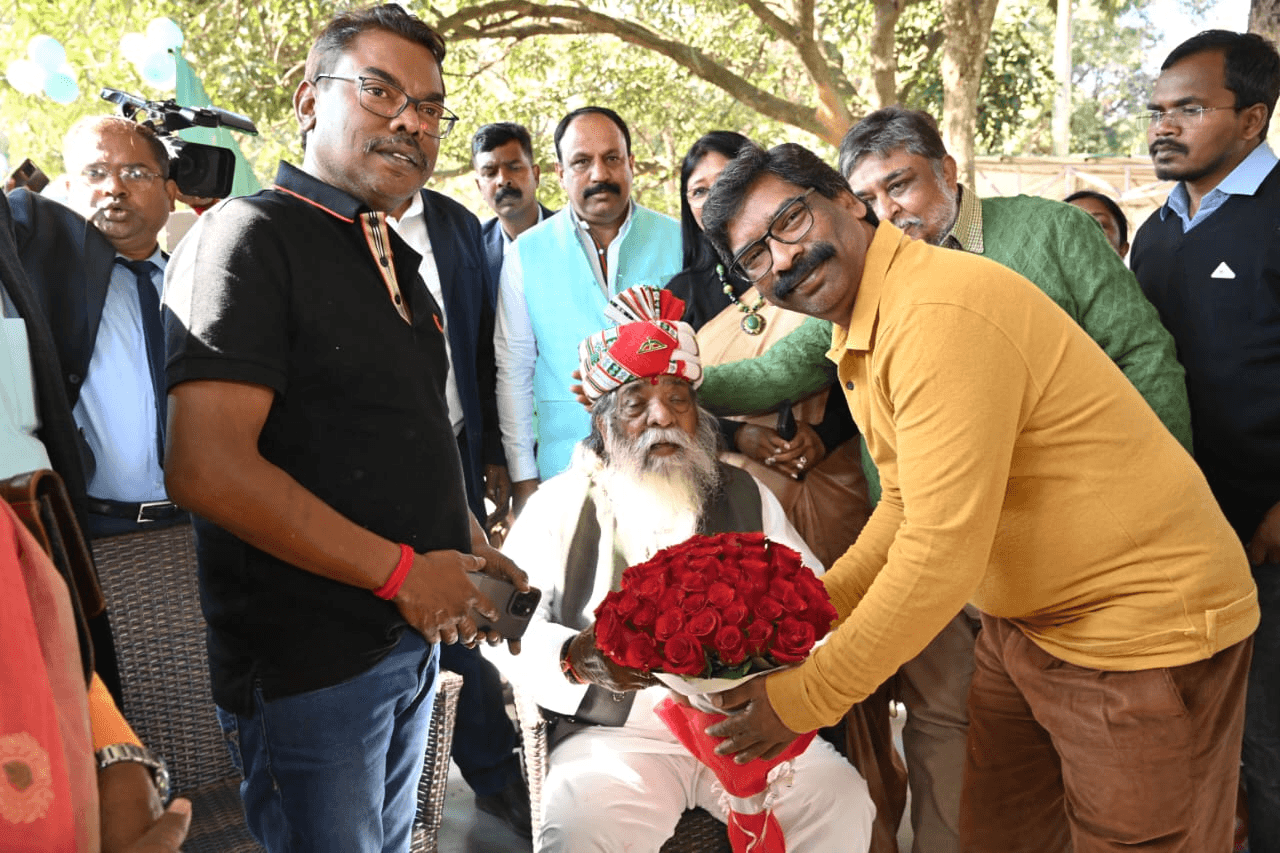 Jharkhand News : 79 पोंड का केक काटकर शिबू सोरेन ने मनाया अपना 79वां जन्मदिन