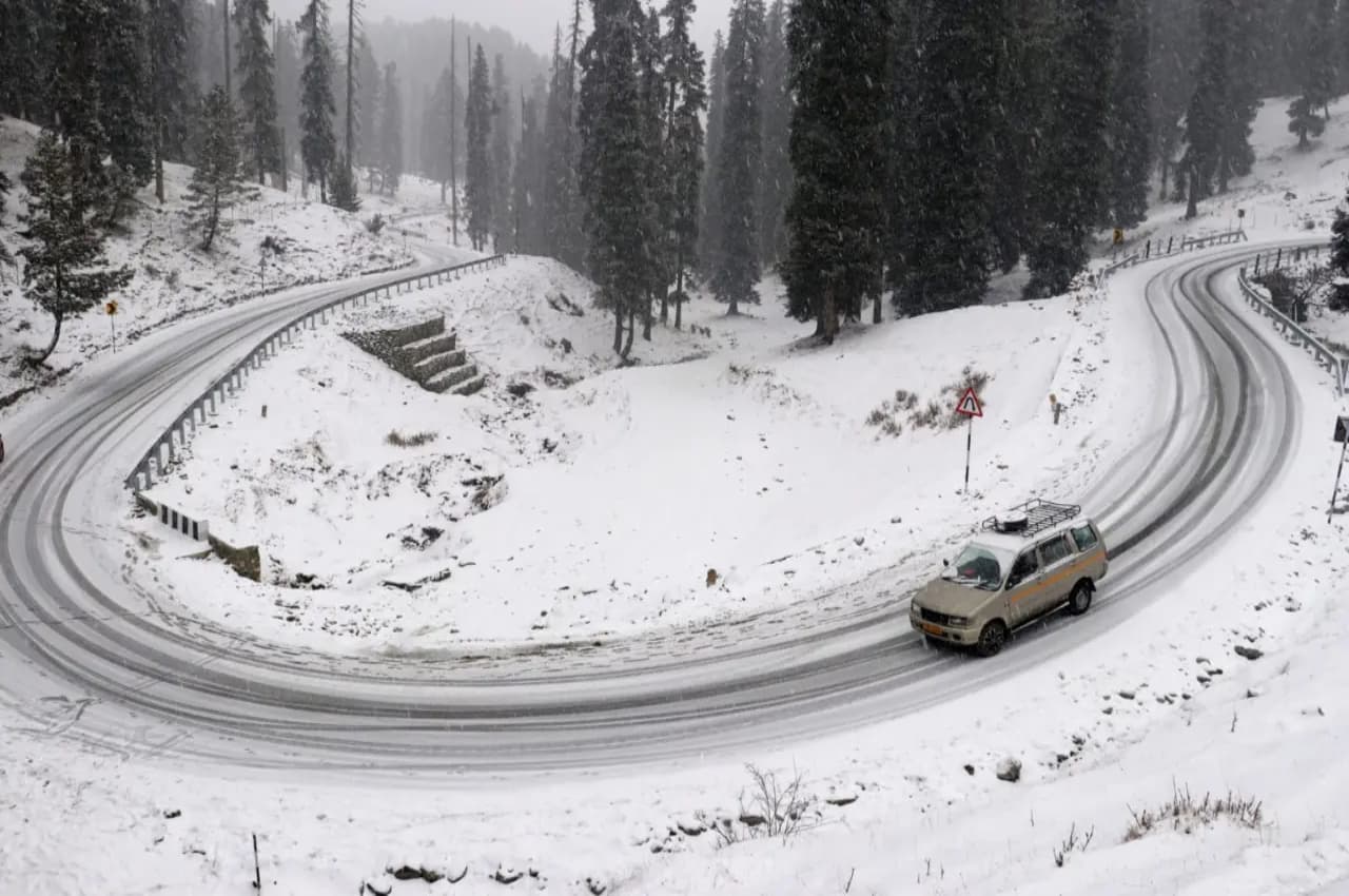 Weather Update: पहाड़ों में बर्फबारी, मैदानों में कांपे लोग, ठंड दिखाएगी और विकराल रूप, IMD की चेतावनी