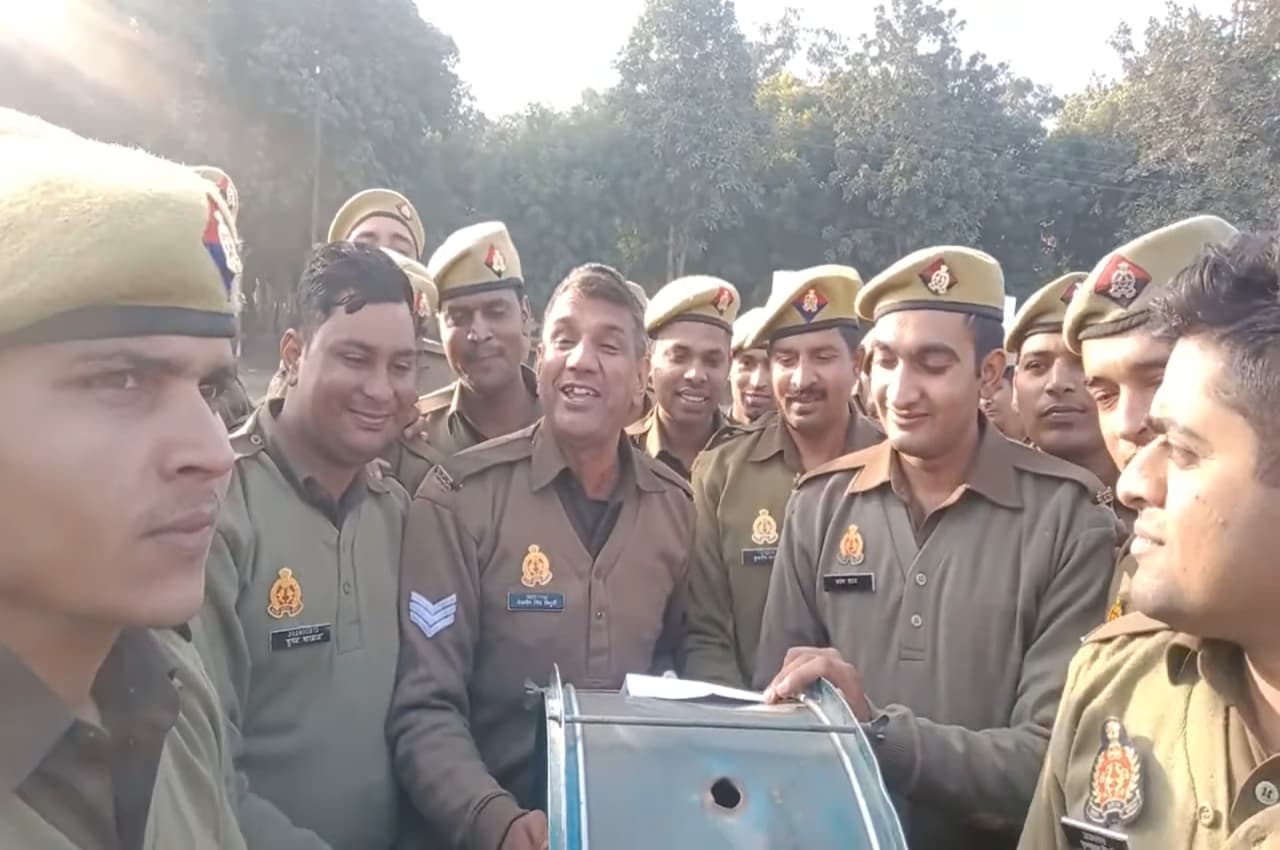 'लिखो मेरी रपट दरोगा जी, बीवी ने एकदम से दिया पटक दरोगा जी...' गाकर से इंटरनेट पर छाए सिपाही तेजवीर, देखें Video