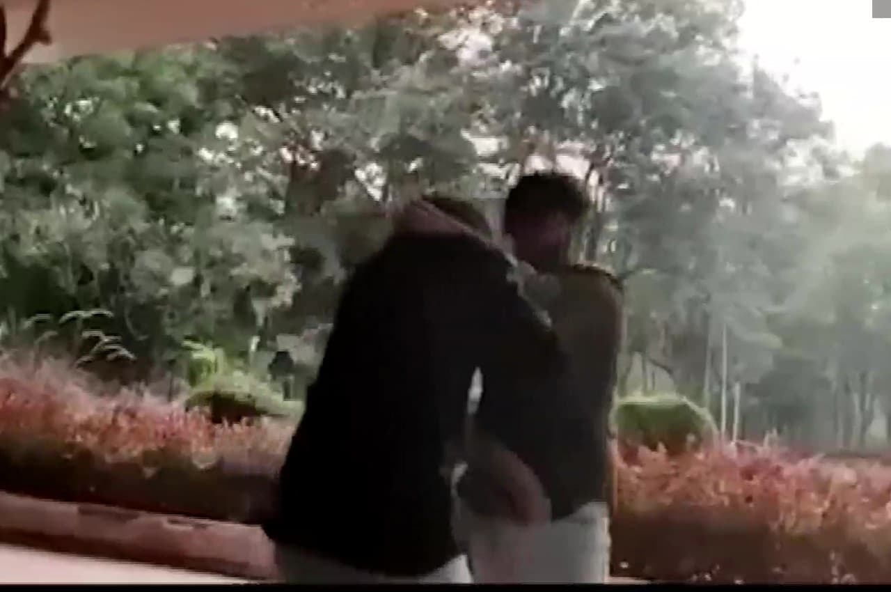VIDEO: तेलंगाना भाजपा अध्यक्ष के बेटे के खिलाफ FIR दर्ज, कॉलेज कैंपस में छात्र से मारपीट का है आरोप