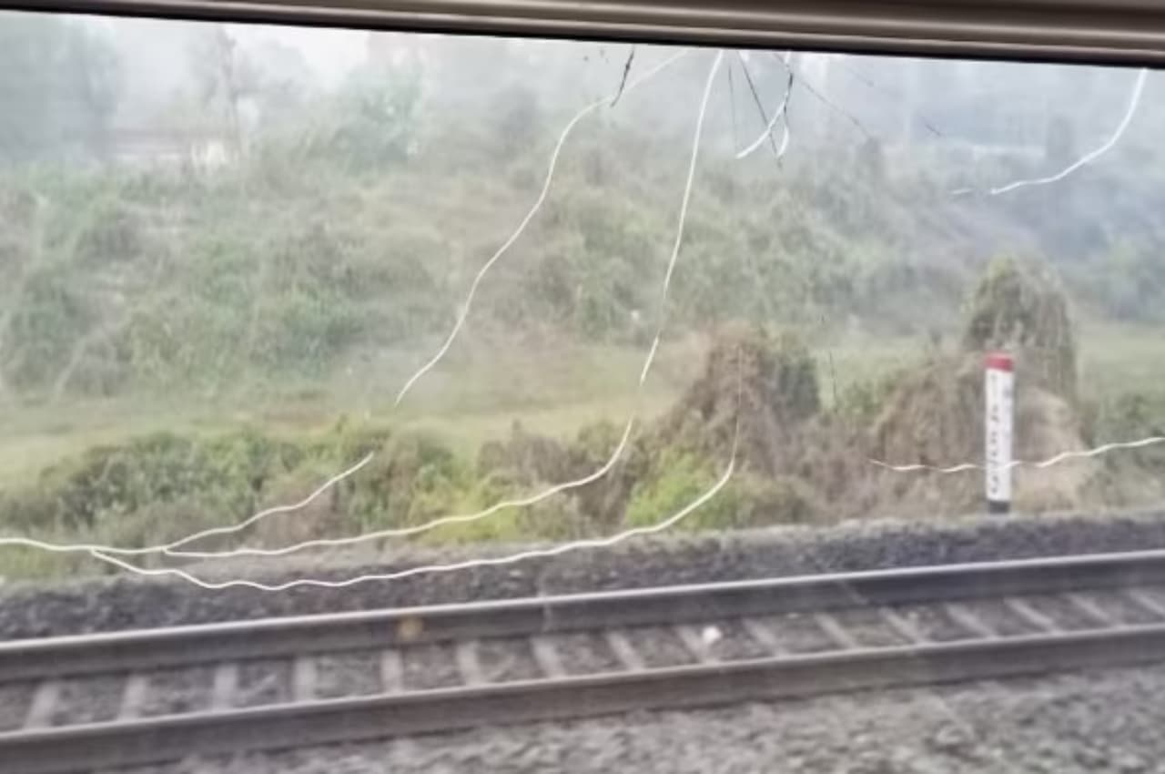 Vande Bharat Express: बिहार में वंदे भारत एक्सप्रेस पर पथराव, टूट गए शीशे