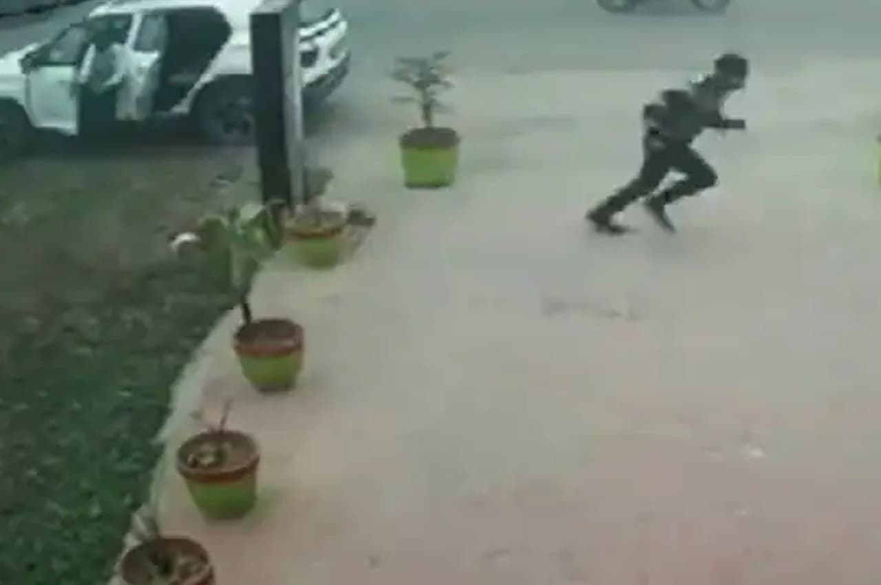 Woman Kidnapping Video: चार बदमाशों ने महिला को किडनैप करने की कोशिश की, फिर ऐसे भागे बदमाश
