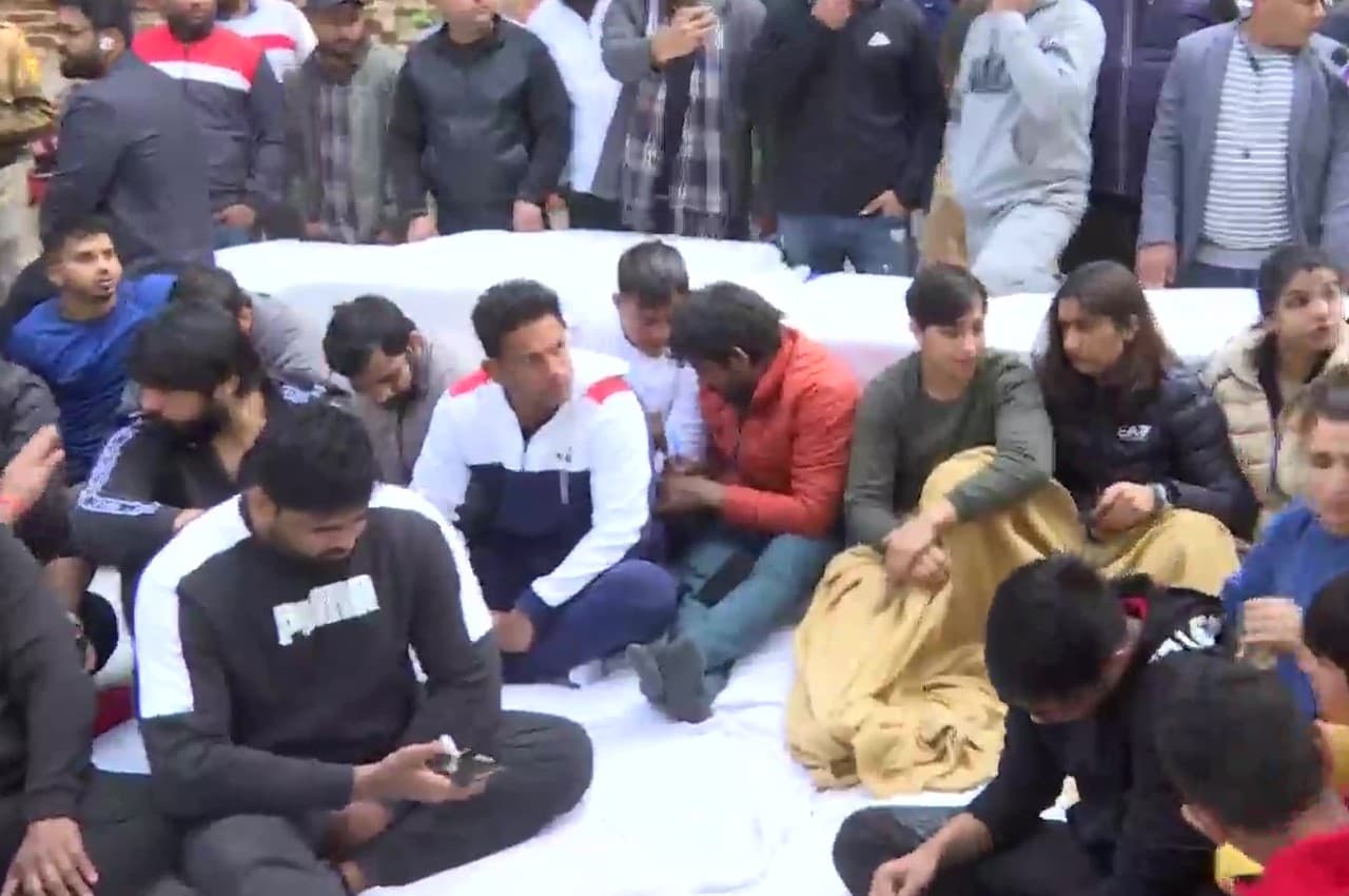 Wrestlers Protest Day 2: केंद्रीय खेल मंत्रालय ने WFI से स्पष्टीकरण मांगा, 72 घंटे के भीतर देना होगा जवाब