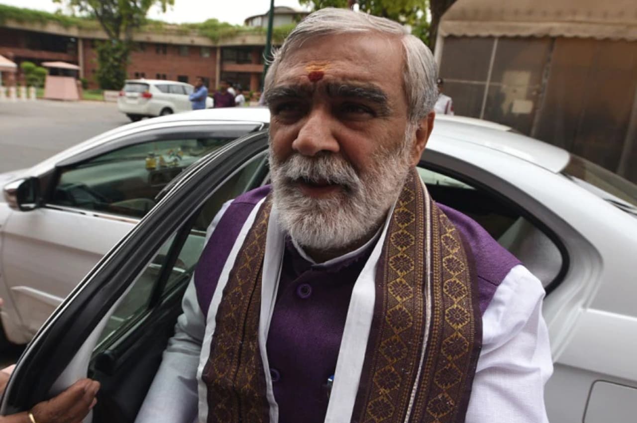 बिहार: बक्सर में सड़क हादसा, अश्विनी चौबे के काफिले की गाड़ी पलटी, बाल-बाल बचे केंद्रीय मंत्री
