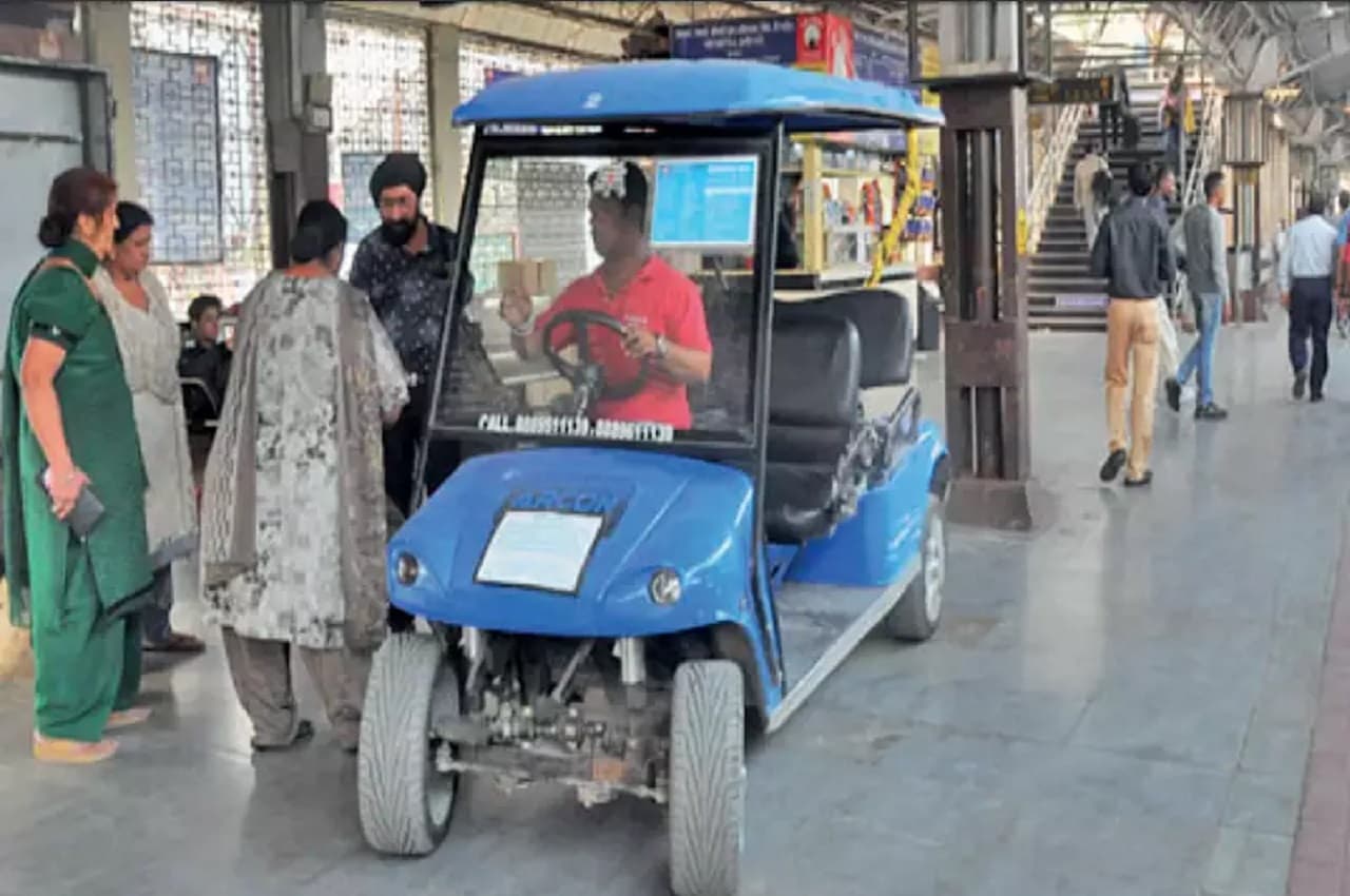 Railway free facility: रेल यात्रियों के लिए खुशखबरी! रेलवे स्टेशन पर कोच तक जाने के लिए इलेक्ट्रिक कार मिलेगी