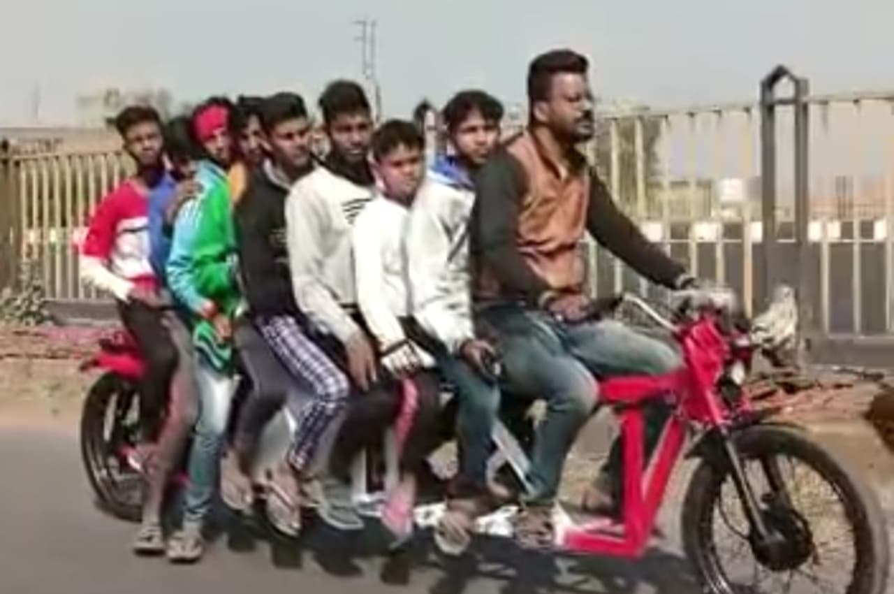 बाइक है या बस? युवक ने बना डाली 10 लोगों के बैठने वाली इलेक्ट्रिक बाइक, लागत मात्र 15 हजार