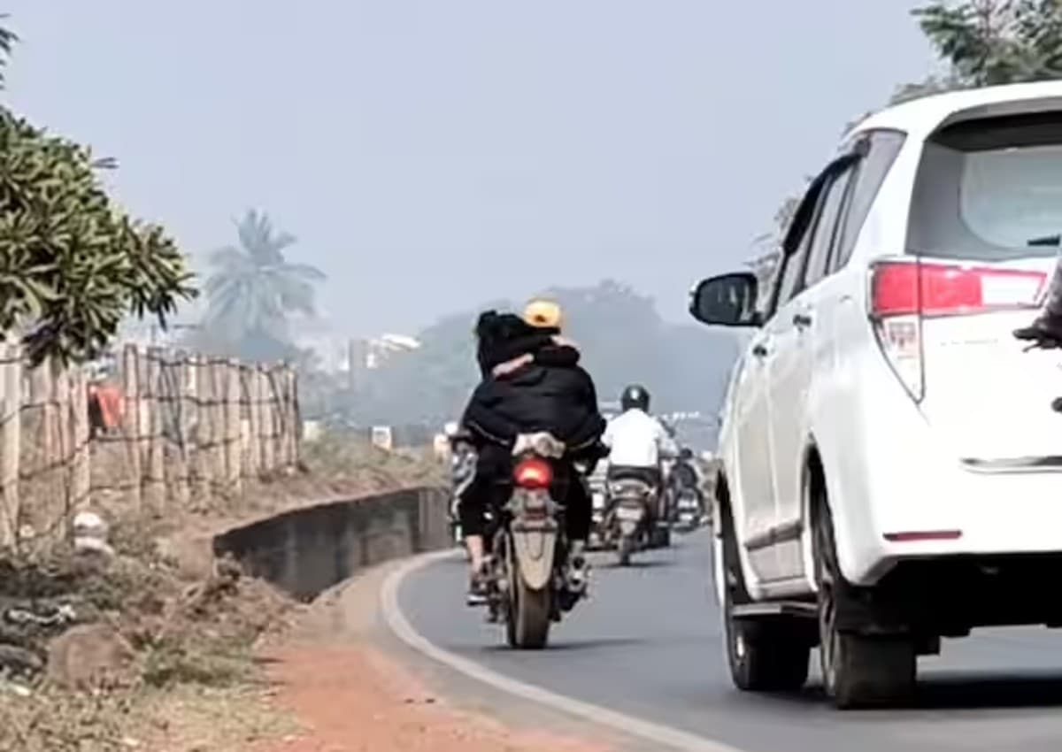 Chhattisgarh Bike Romance: एक्स को जलाने के लिए 'आशिक' ने बाइक पर किया रोमांस, वीडियो वायरल होने पर पुलिस ने दबोचा