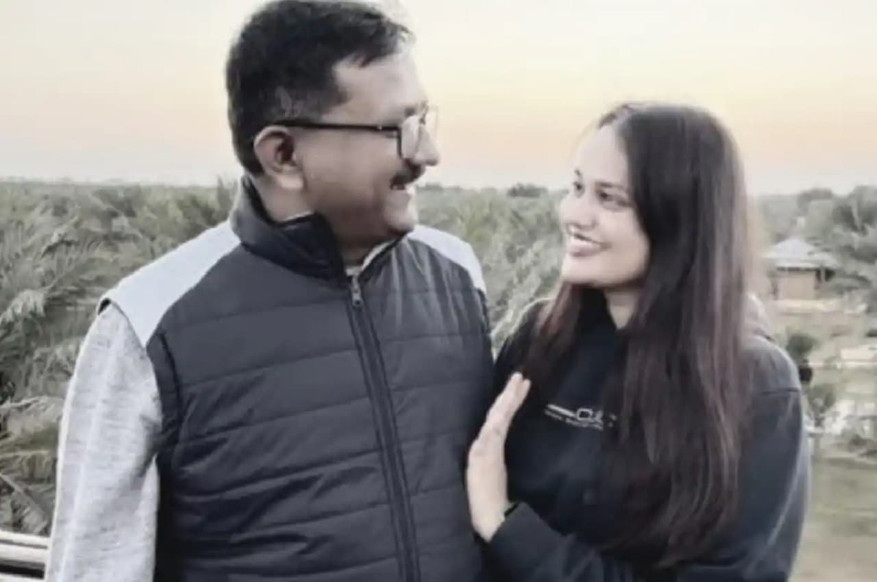 IAS Tina Dabi: पति प्रदीप गावंडे के साथ कोजी हुईं टीना डाबी, इंस्टाग्राम पर लगाई रोमंटिक DP, देखें