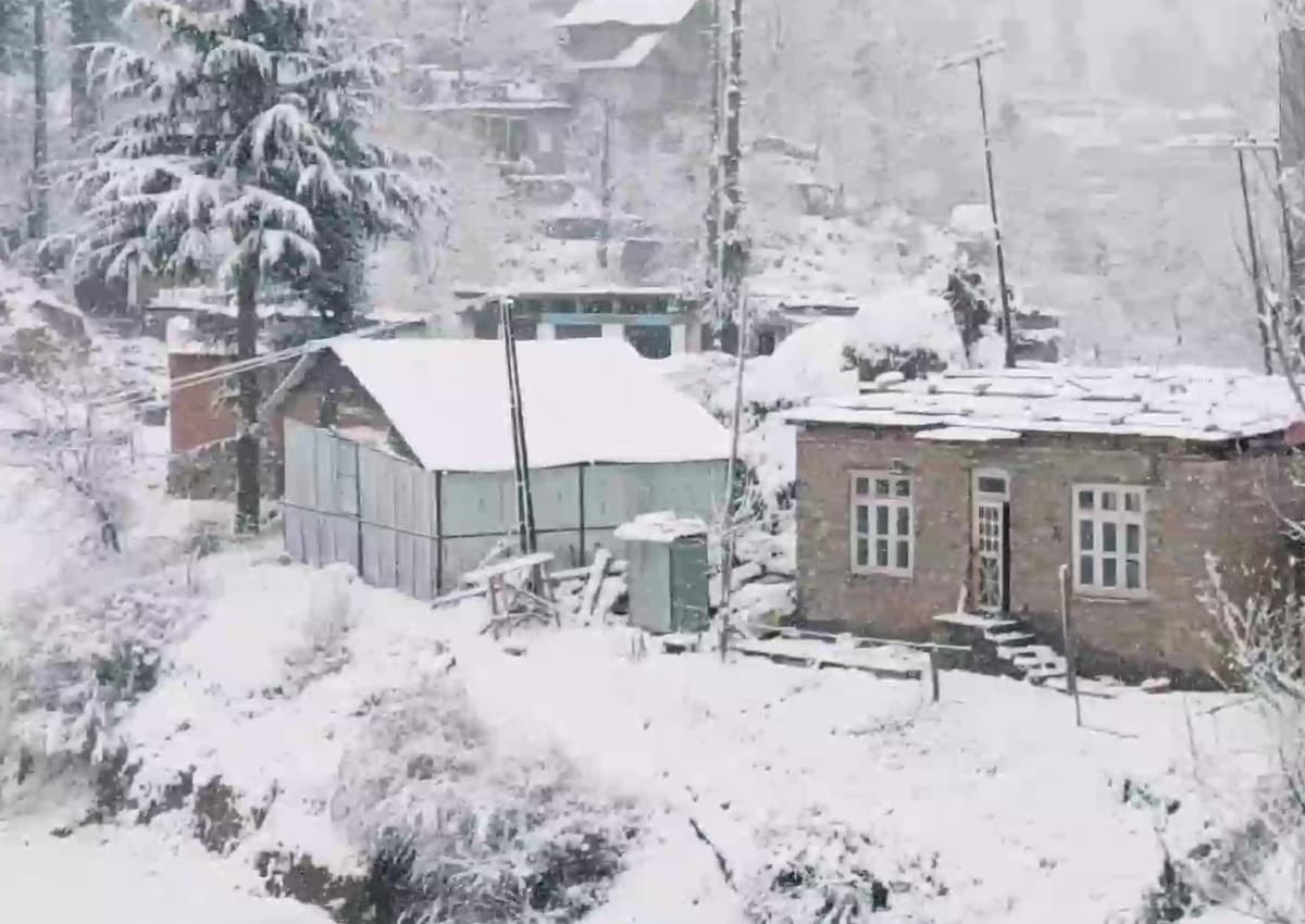 हिमाचल समेत पहाड़ी राज्यों में बर्फबारी का आनंद उठाने पहुंच रहे पर्यटक, जानें उत्तर भारत के लिए IMD की भविष्यवाणी