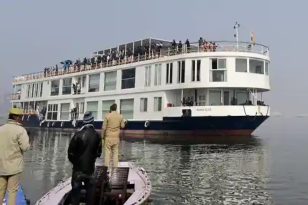 Ganga Vilas Cruise: काशी से रवाना हुआ गंगा विलास क्रूज बिहार में अटका, जानें किनारे तक कैसे पहुंचे सैलानी?