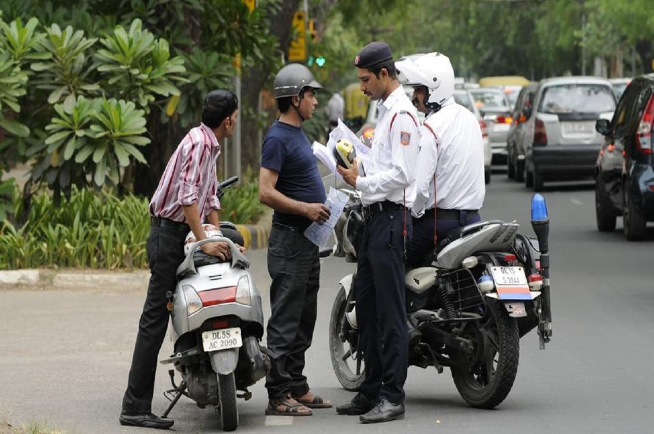 Traffic Challan: हेलमेट लगाने पर भी कटेगा चालान! क्या आपको मालूम है ये नियम?