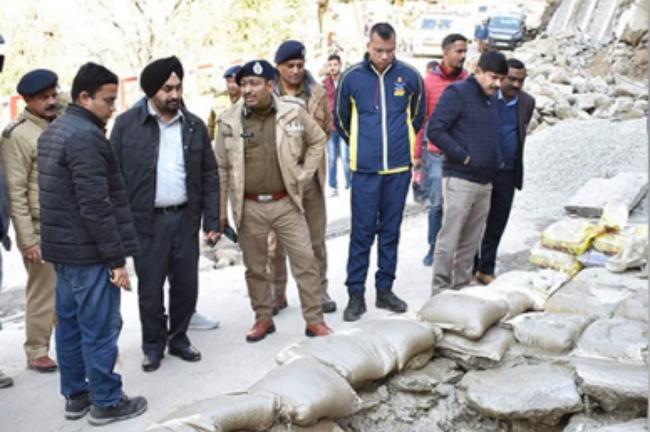 Joshimath Sinking: रहने के लिए 'असुरक्षित' घोषित किया गया जोशीमठ, कई घरों पर लगे लाल निशान