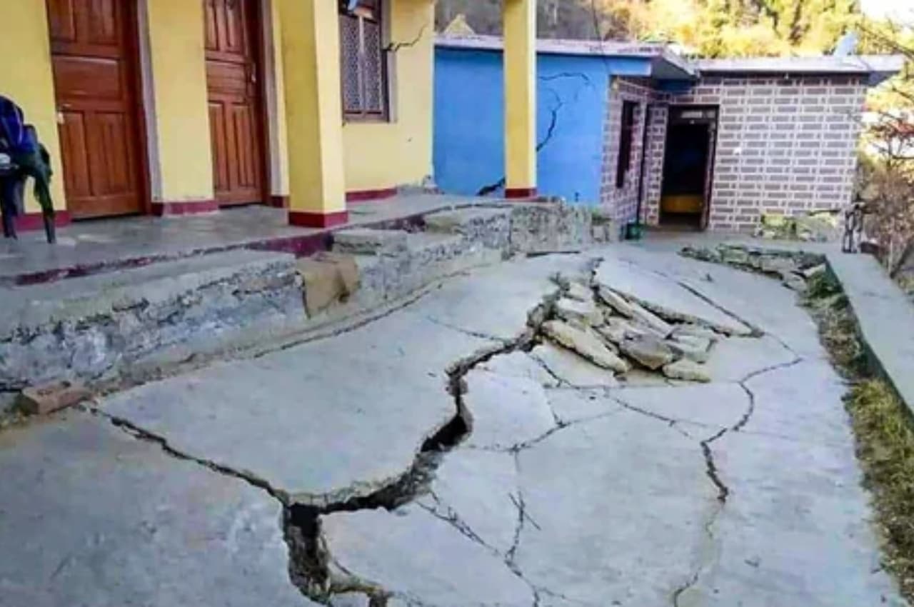 Joshimath Sinking: जोशीमठ में आपदा के बाद पहली बार अपने आप धंसा मकान! मवेशियों की सुरक्षा में रातभर जा रहे लोग