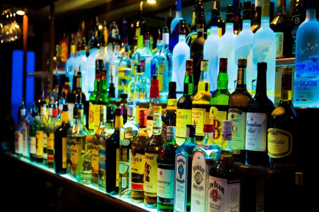 UP Liquor News: उत्तर प्रदेश में 1 अप्रैल से महंगी हो जाएगी शराब, योगी सरकार ने नई एक्साइज पॉलिसी को दी मंजूरी