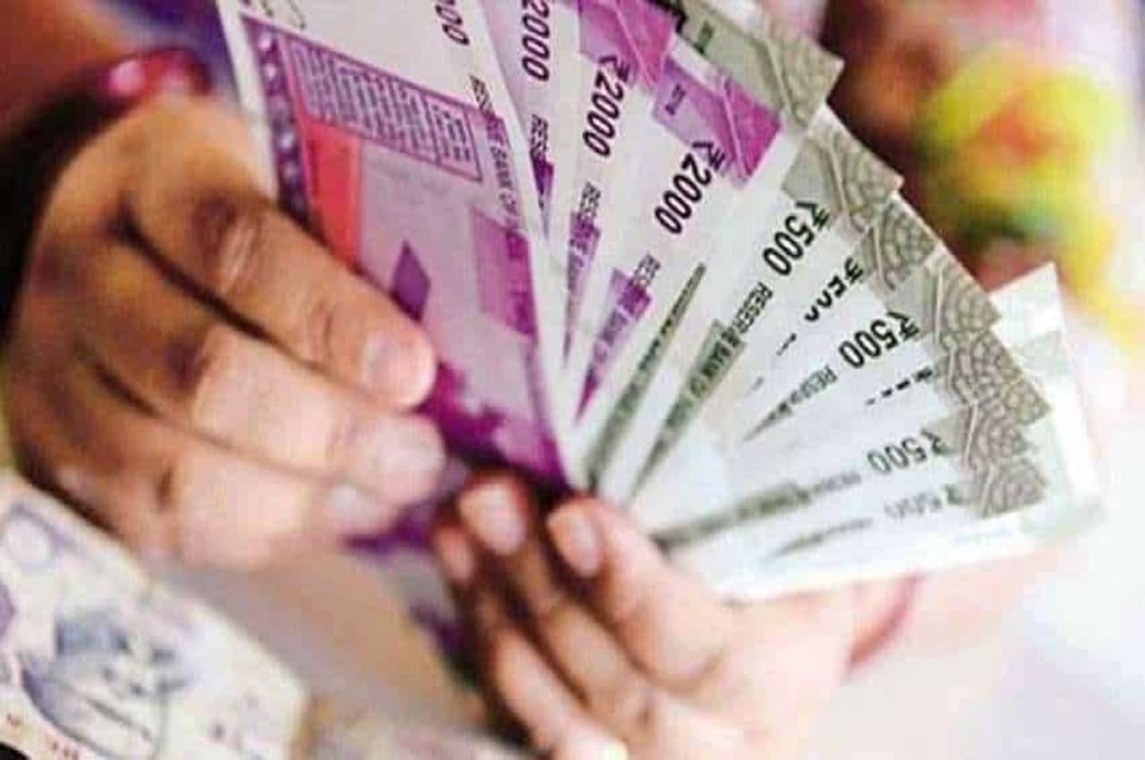FD Rates Hike: वित्त मंत्री ने महिलाओं के लिए शुरू की विशेष जमा योजना, बैंकों पर FD पर ब्याज दरें बढ़ाने का दबाव