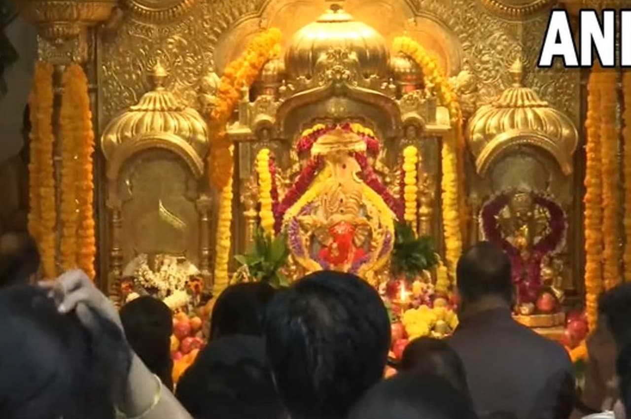 New Year 2023: नए साल के पहले दिन देशभर के घाटों और मंदिरों में जुटी श्रद्धालुओं की भीड़