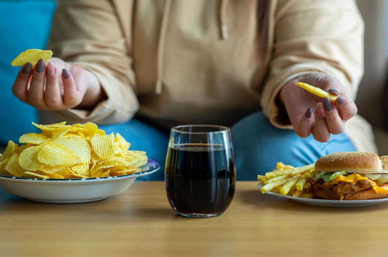 How to Avoid Overeating: बार-बार खाने की आदत है बेहद खतरनाक, ये टिप्स जल्द दिलाएंगे छुटकारा