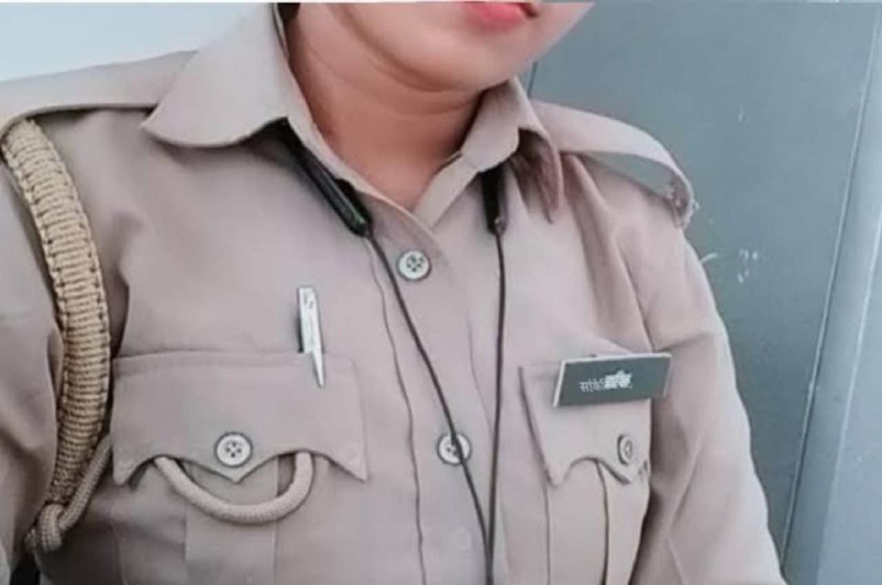 UP Crime: हापुड़ के शख्स ने रामपुर में तैनात महिला कांस्टेबल का बनाया गंदा वीडियो, आरोपी ने बार-बार ऐसे हथकंडे अपनाए