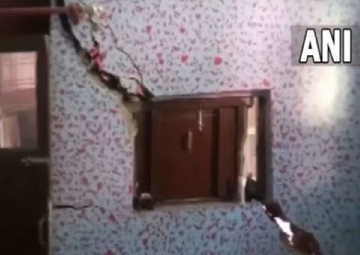 जोशीमठ के बाद अब कर्णप्रयाग के बहुगुणा नगर में भू-धंसाव की आशंका, कुछ मकानों में दिखीं दरारें