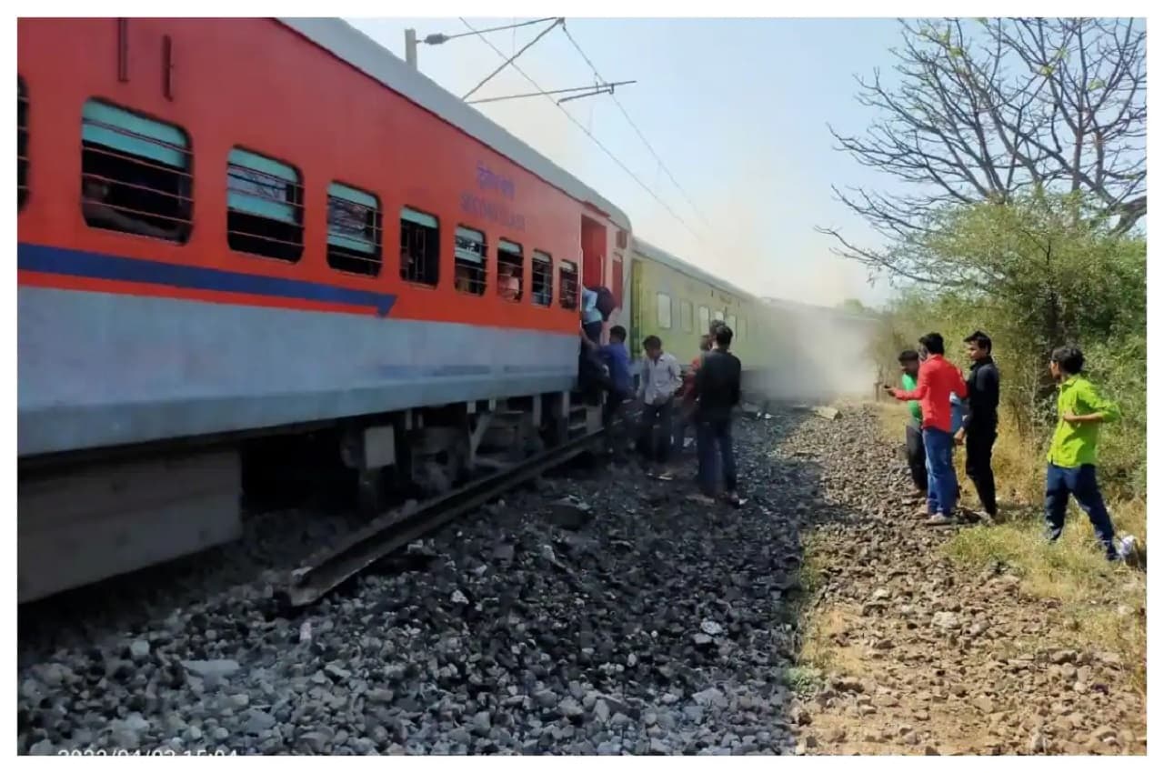 Railway Passengers Benefit: रेलवे यात्रियों के लिए बड़ी राहत, कोई भी ट्रेन हादसा होने पर 10 लाख रुपये तक दे रहा है रेलवे!