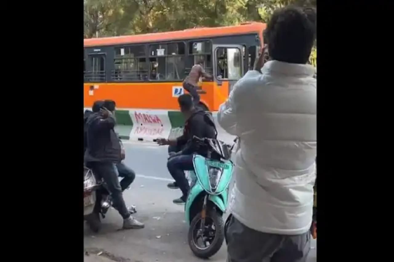 Viral Video: 'चाय' पीने के लिए DTC बस ड्राइवर ने बीच रास्ते किया ऐसा काम, जो लग गया जाम