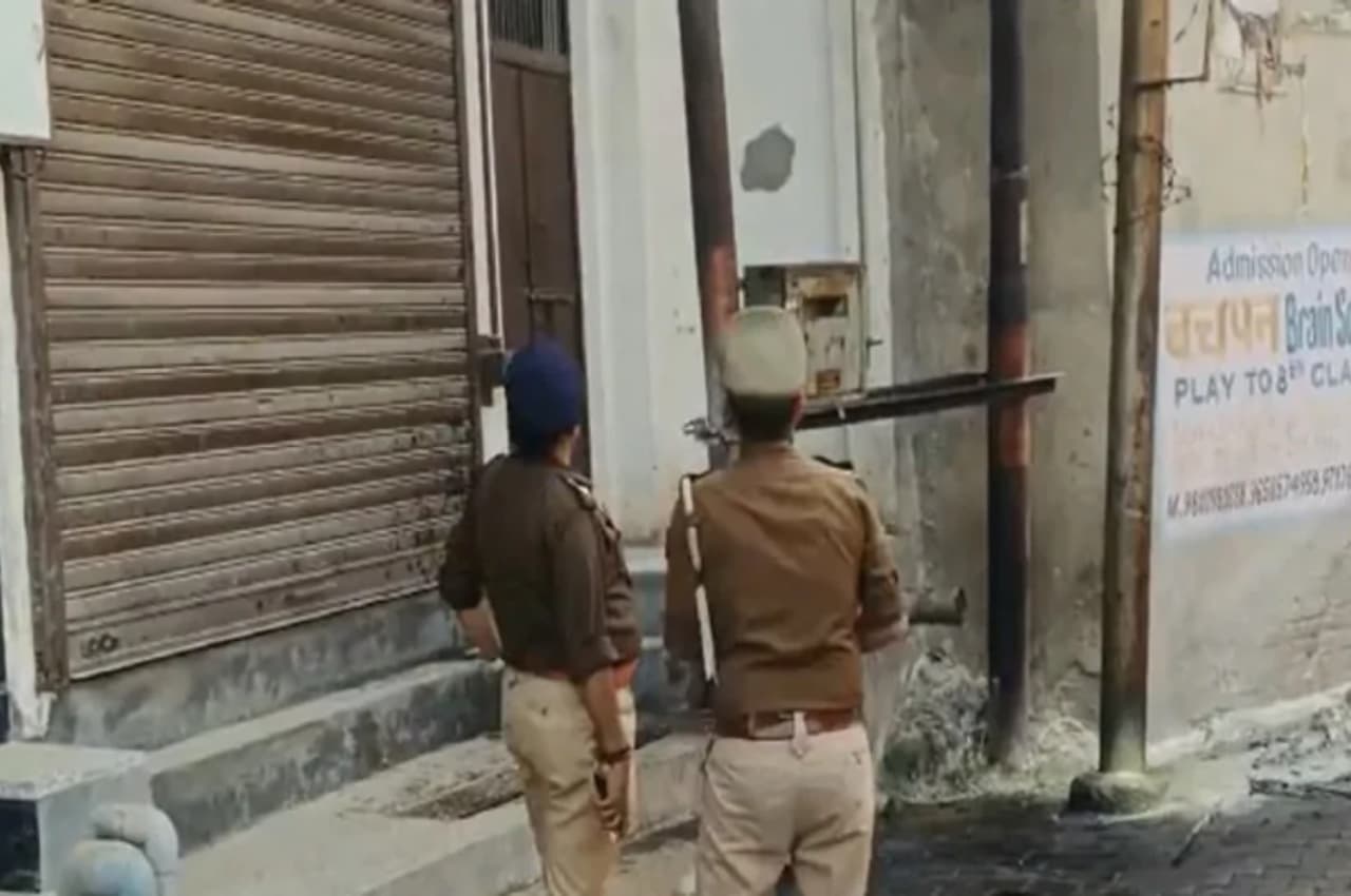 ग्रेटर नोएडा में ट्रांसफार्मर में ब्लास्ट, 4 लोग बुरी तरह झुलसे