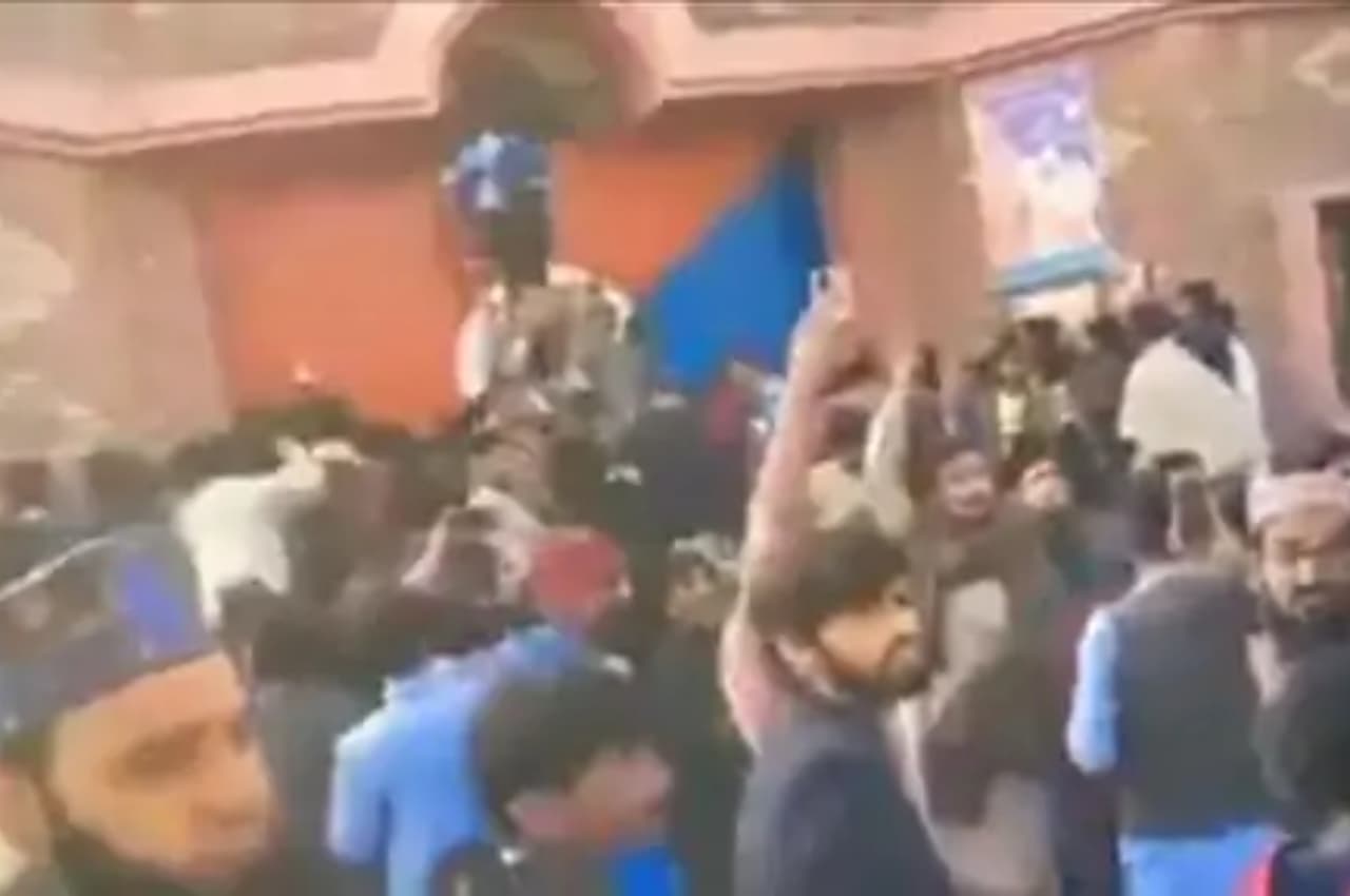 Pakistan news: ईशनिंदा के आरोपी की थाने से निकालकर हत्या, पुलिस ने शव जलाने से रोका