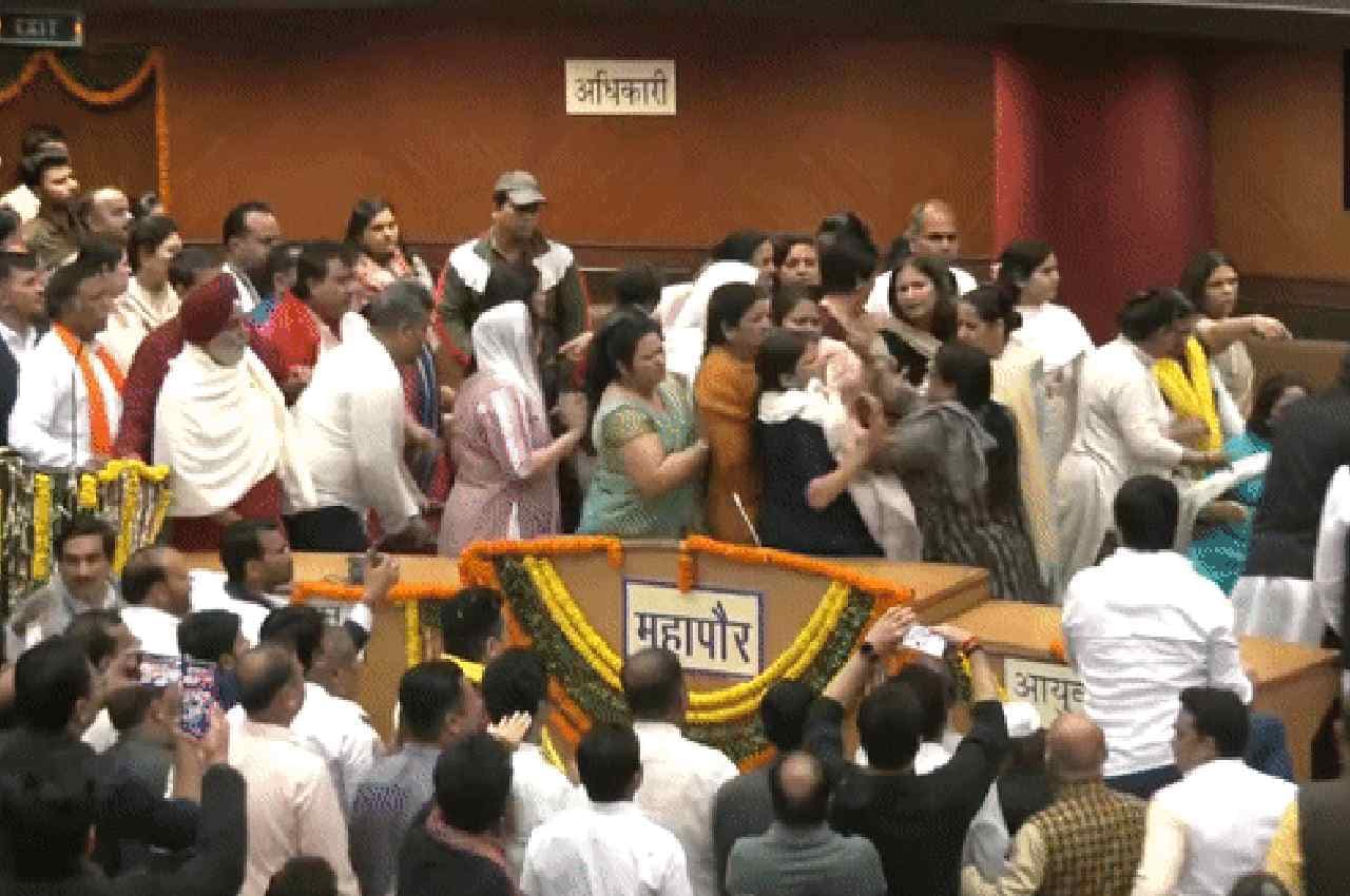 VIDEO: दिल्ली MCD हाउस में AAP और BJP पार्षदों के बीच झड़प, पेटियां फेंकी, जमकर चले लात-घूंसे