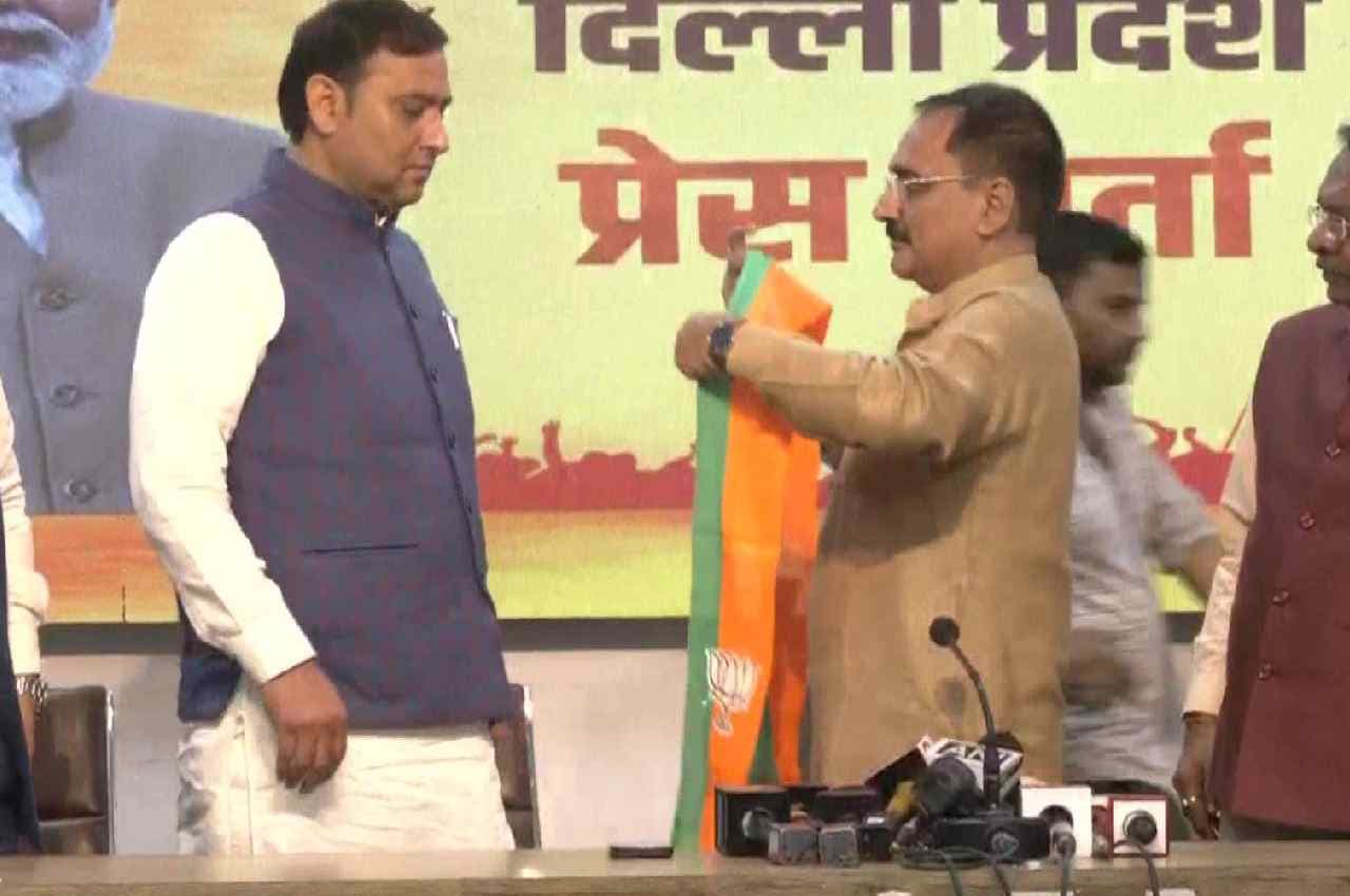 AAP Councilor Joins BJP: भाजपा में शामिल हुए पवन सहरावत, MCD हाउस में हंगामा पर दिया बड़ा बयान