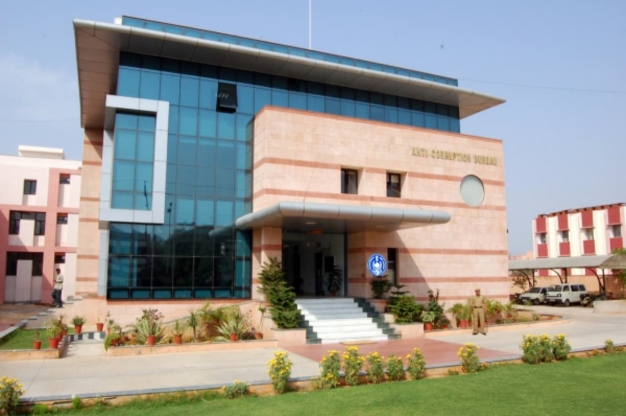 Rajasthan: जयपुर और उदयपुर में ACB ने की बड़ी कार्रवाई, RVPNL के कई घूसखोरों को दबोचा
