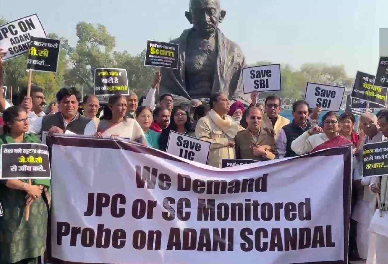 Adani Row: अडानी मामले की JPC जांच पर अड़ा विपक्ष, गांधी प्रतिमा के पास कांग्रेस समेत कई दलों का विरोध प्रदर्शन