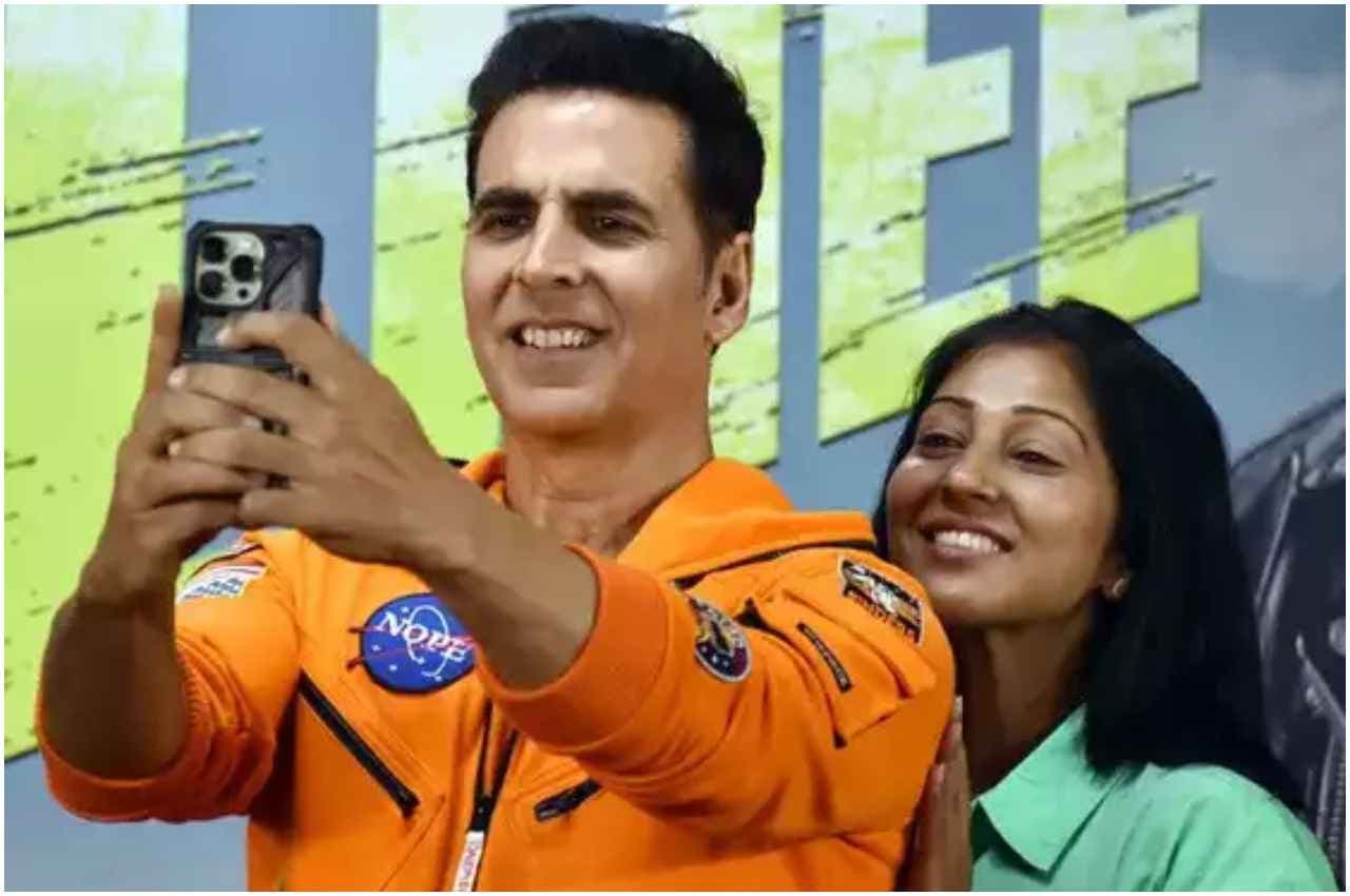 Akshay Kumar Selfie Record: अक्षय कुमार बने 'सेल्फी किंग', 3 मिनट में 184 सेल्फी लेकर तोड़ा गिनीज वर्ल्ड रिकॉर्ड