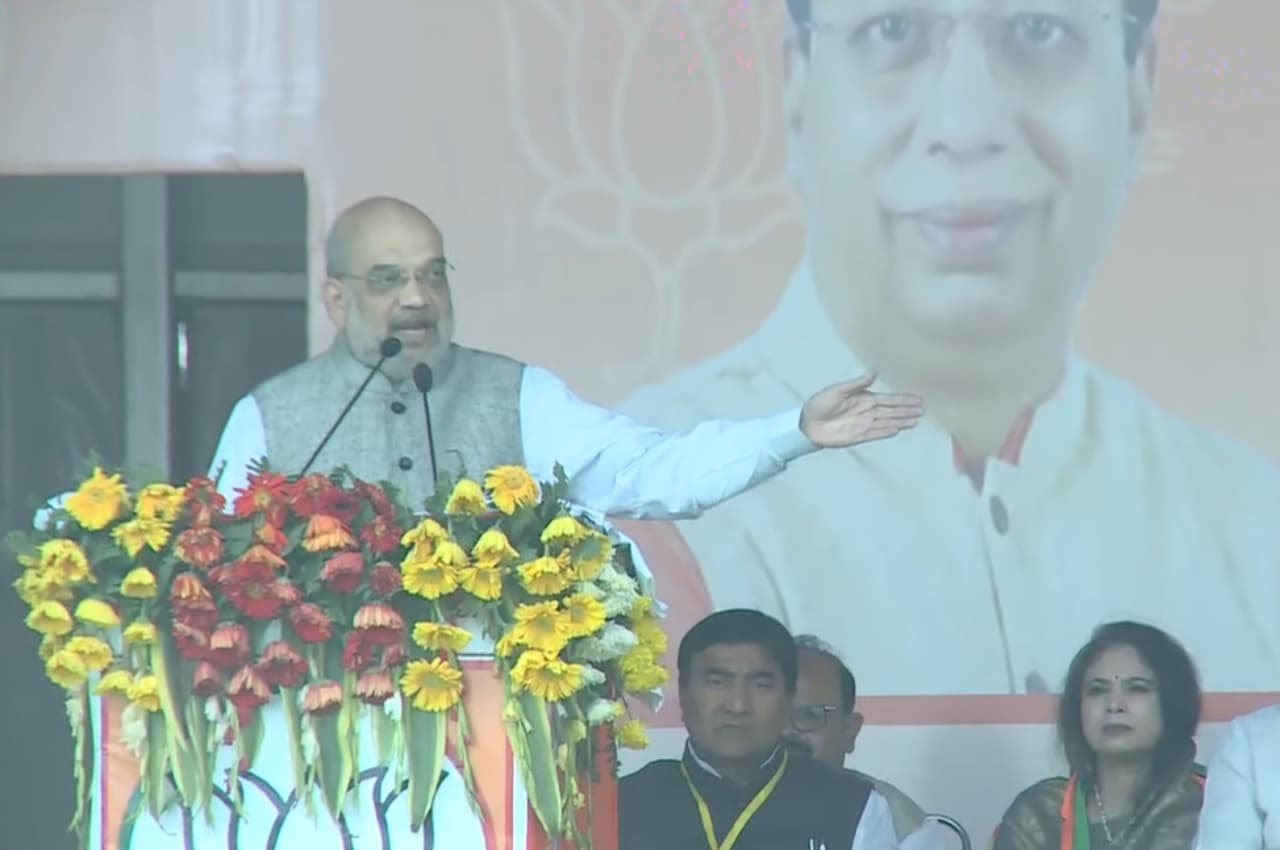 Amit Shah Bihar Rally: 'इस बार ऐसा सबक सिखाइए कि बिहार में दल-बदल करने वाले चुप हो जाएं', लौरिया में जमकर बरसे अमित शाह