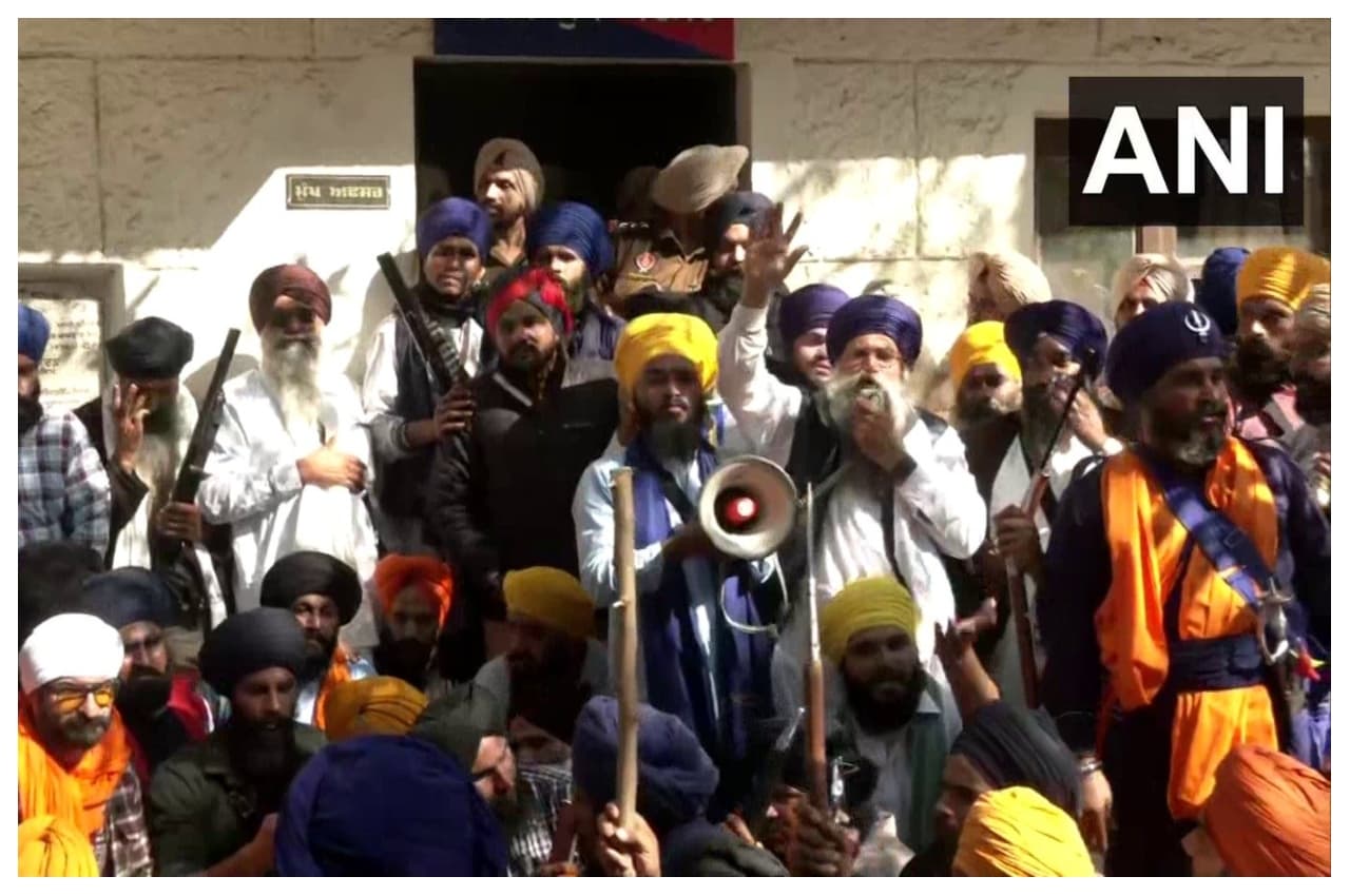 अमृतपाल सिंह के समर्थकों में अमृतसर में जमकर मचाया उत्पात, पुलिस पर किया पथराव