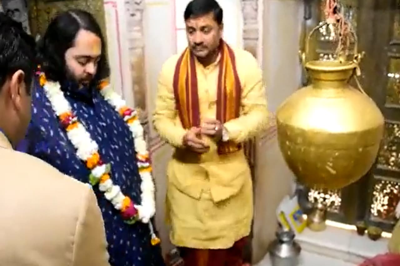 Anant Ambani in kashi: सगाई के बाद बाबा काशी विश्वनाथ के धाम पहुंचे अनंत अंबानी, देखें Video