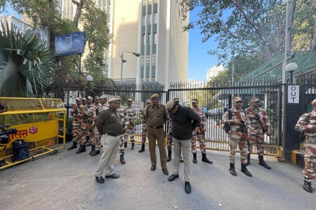 IT Survey On BBC, Day 2: बीबीसी दिल्ली कार्यालय के बाहर बढ़ाई गई सुरक्षा, हिंदू सेना ने किया विरोध प्रदर्शन