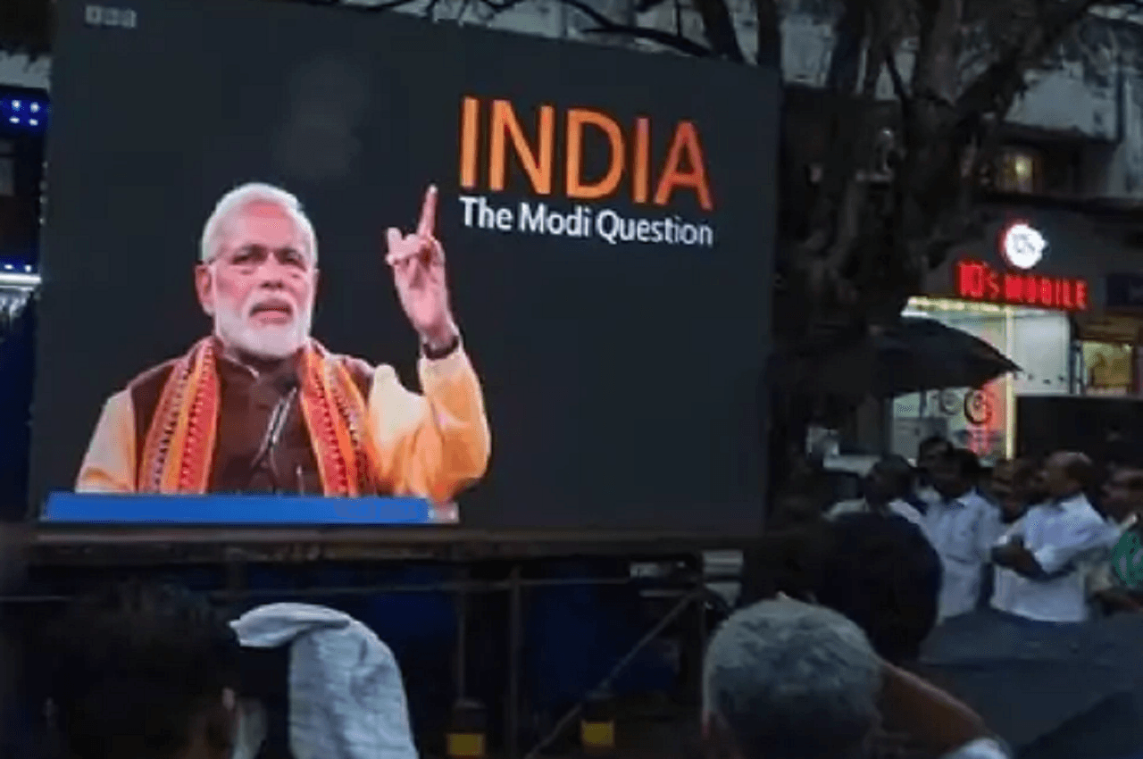 BBC Documentary: कोलकाता यूनिवर्सिटी के गेट के बाहर SFI ने लैपटाॅप पर दिखाई विवादित डॉक्यूमेंट्री
